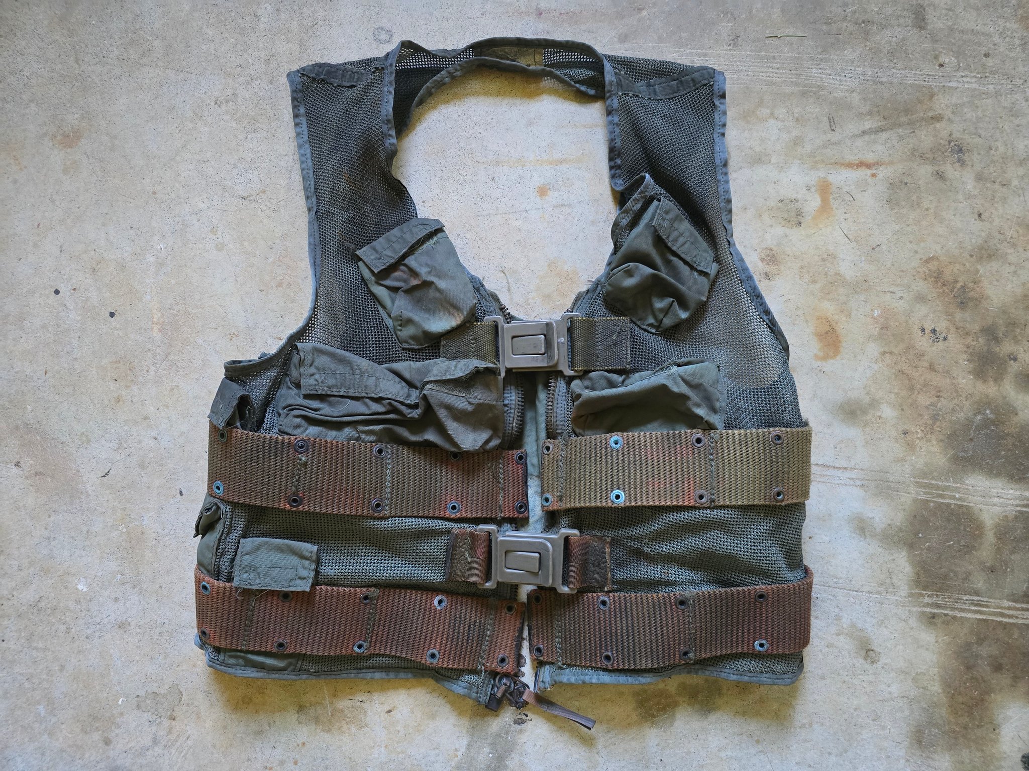 What is the history and value of a modified SRU-21/P Survival Vest 