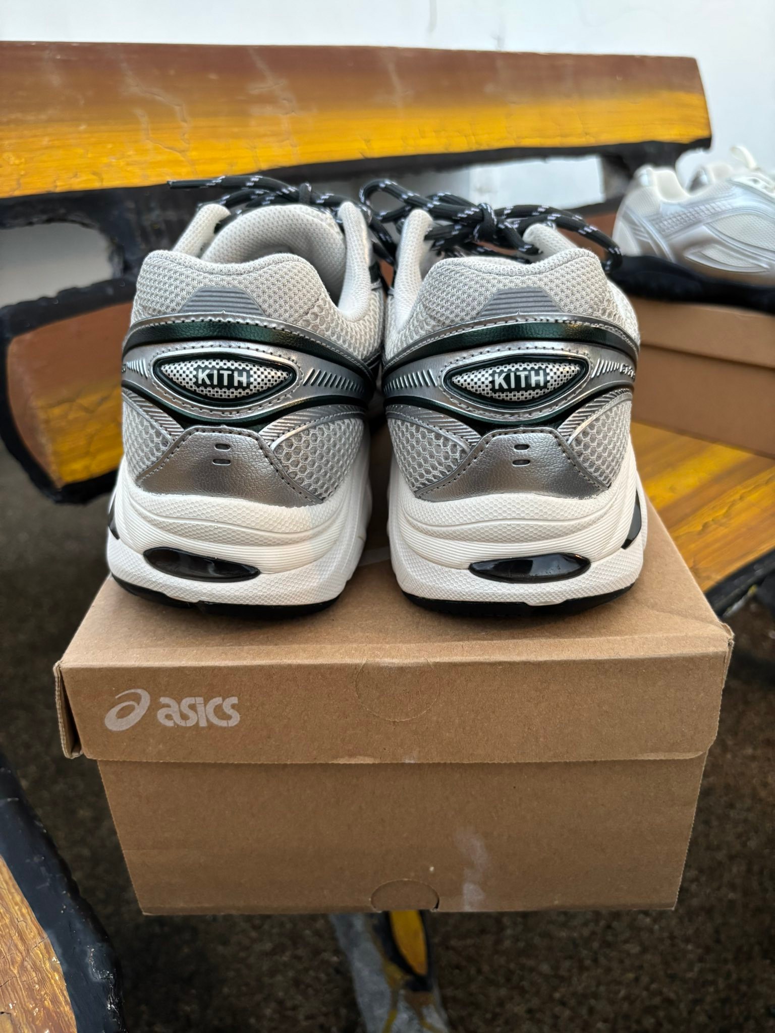 asics gt 2160 x kith cream scarab Size: 11US(28.5) มือสอง สภาพ 8.5 