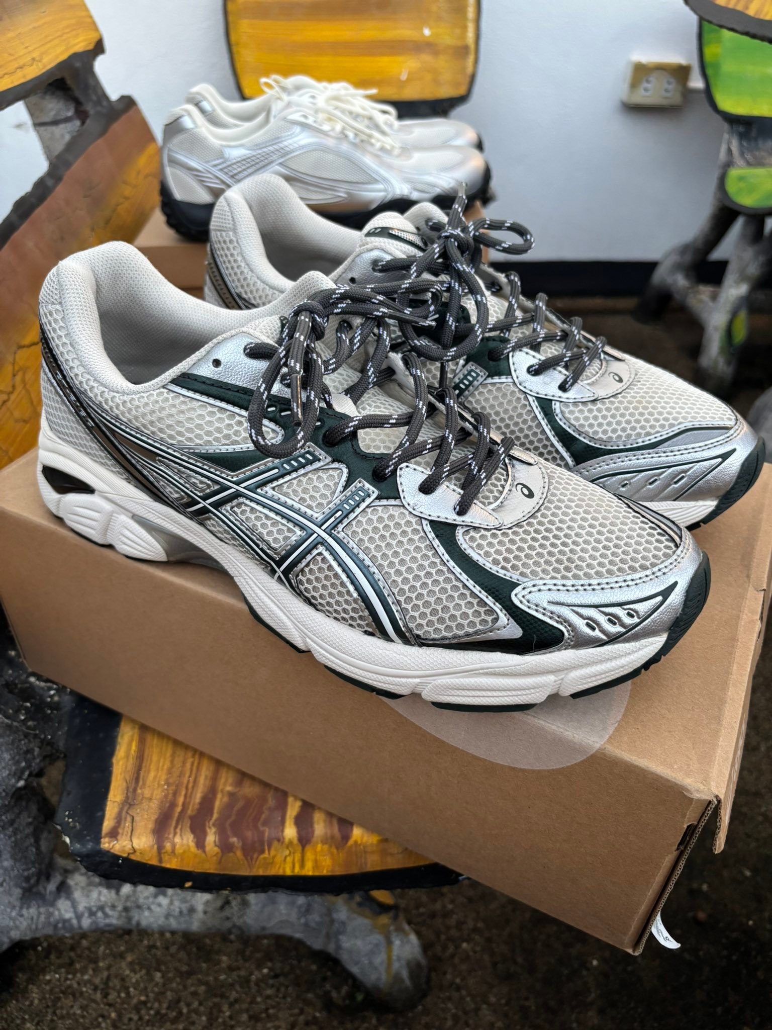 asics gt 2160 x kith cream scarab Size: 11US(28.5) มือสอง สภาพ 8.5 