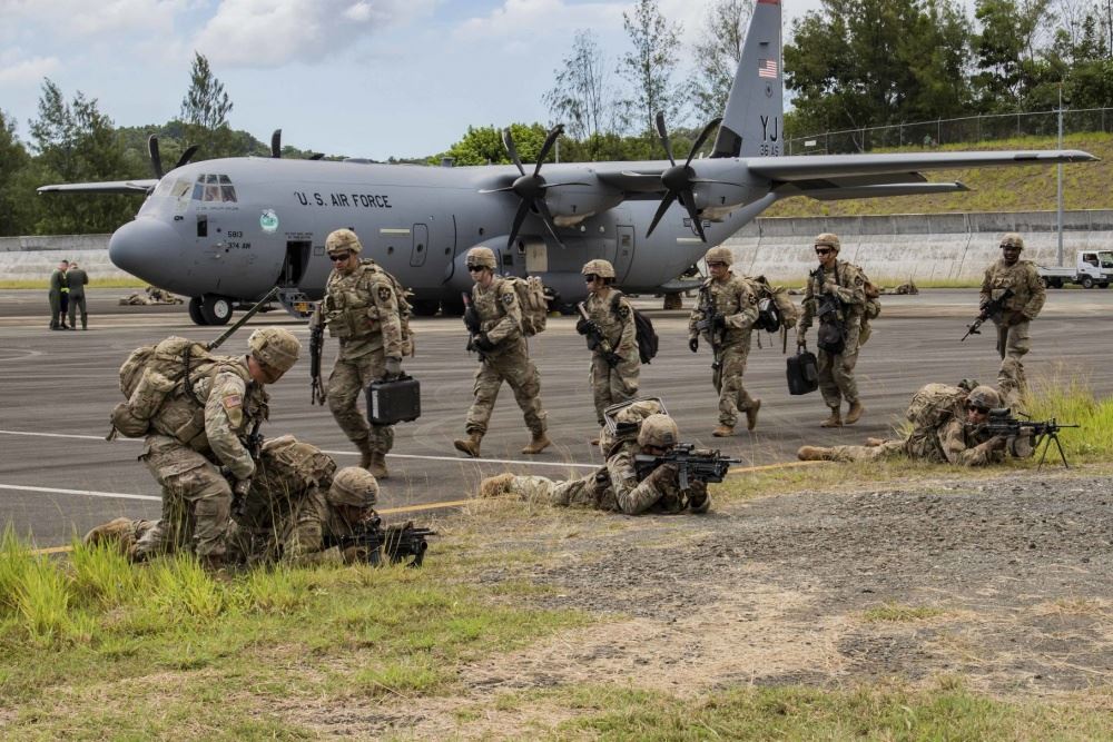 キノ This week the U.S. Army Garrison Command Team, Col. Matthew Cannon