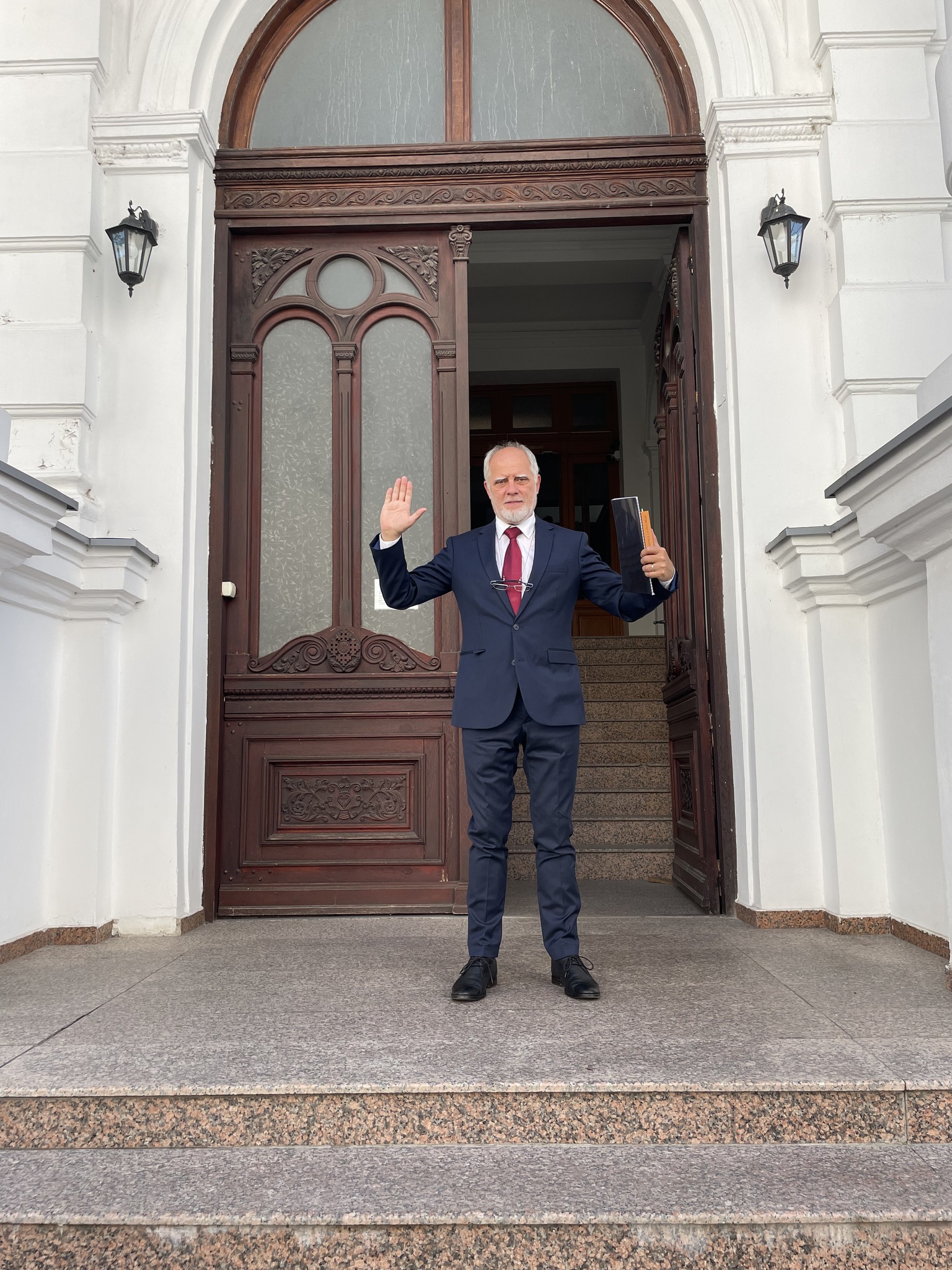 Razvan - Acum am ieșit din incinta Facultății de Teologie după ce am ...