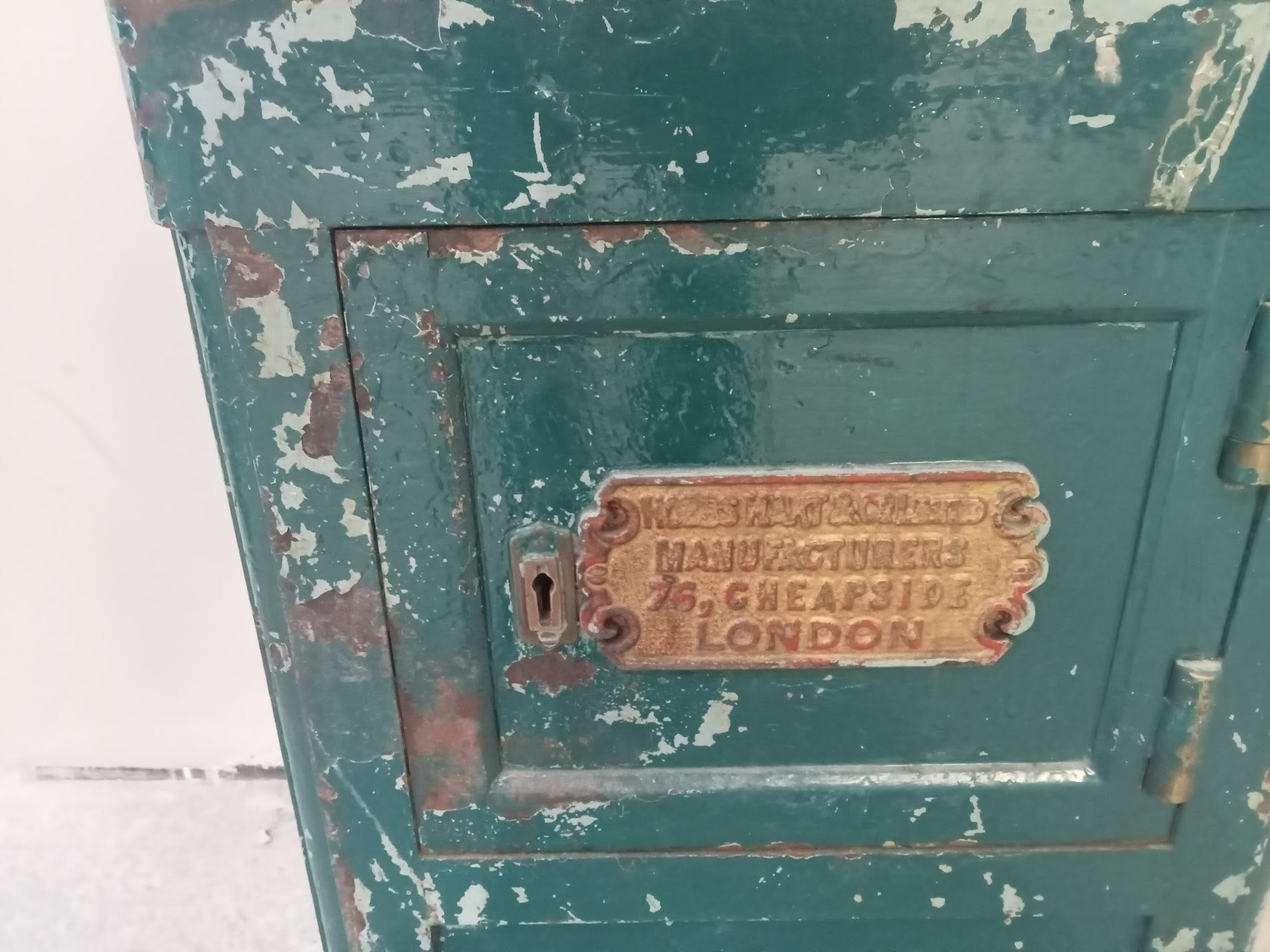 What is the maker of this Victorian safe from Cheapside?