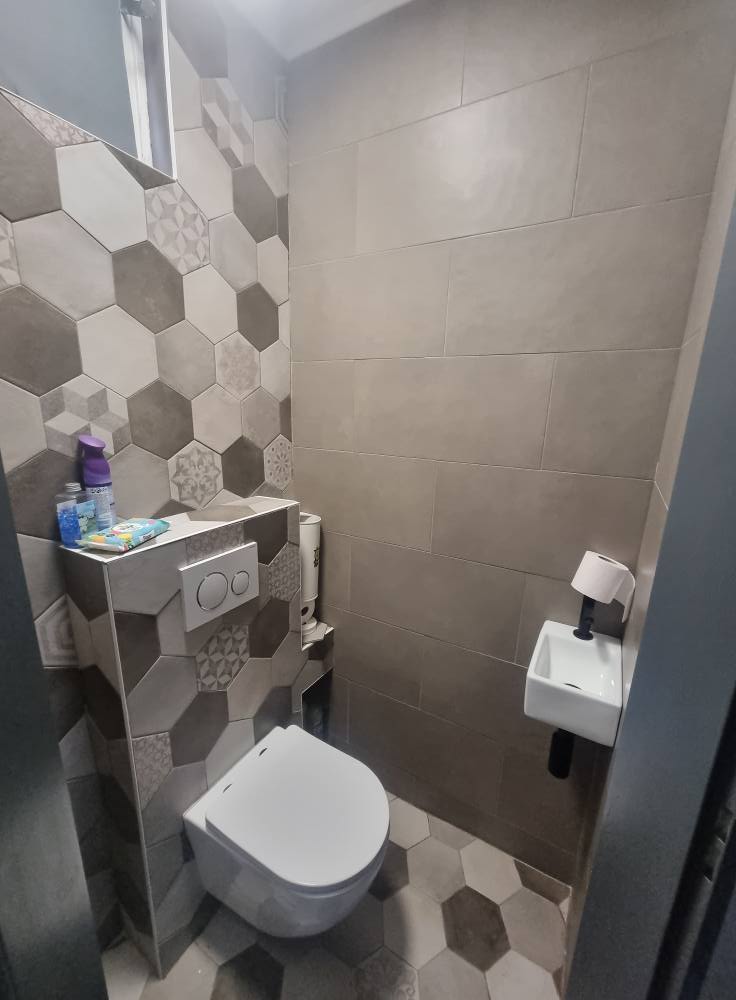 How to Decorate Odd Shaped Bathroom Layouts: Creative Design Tips