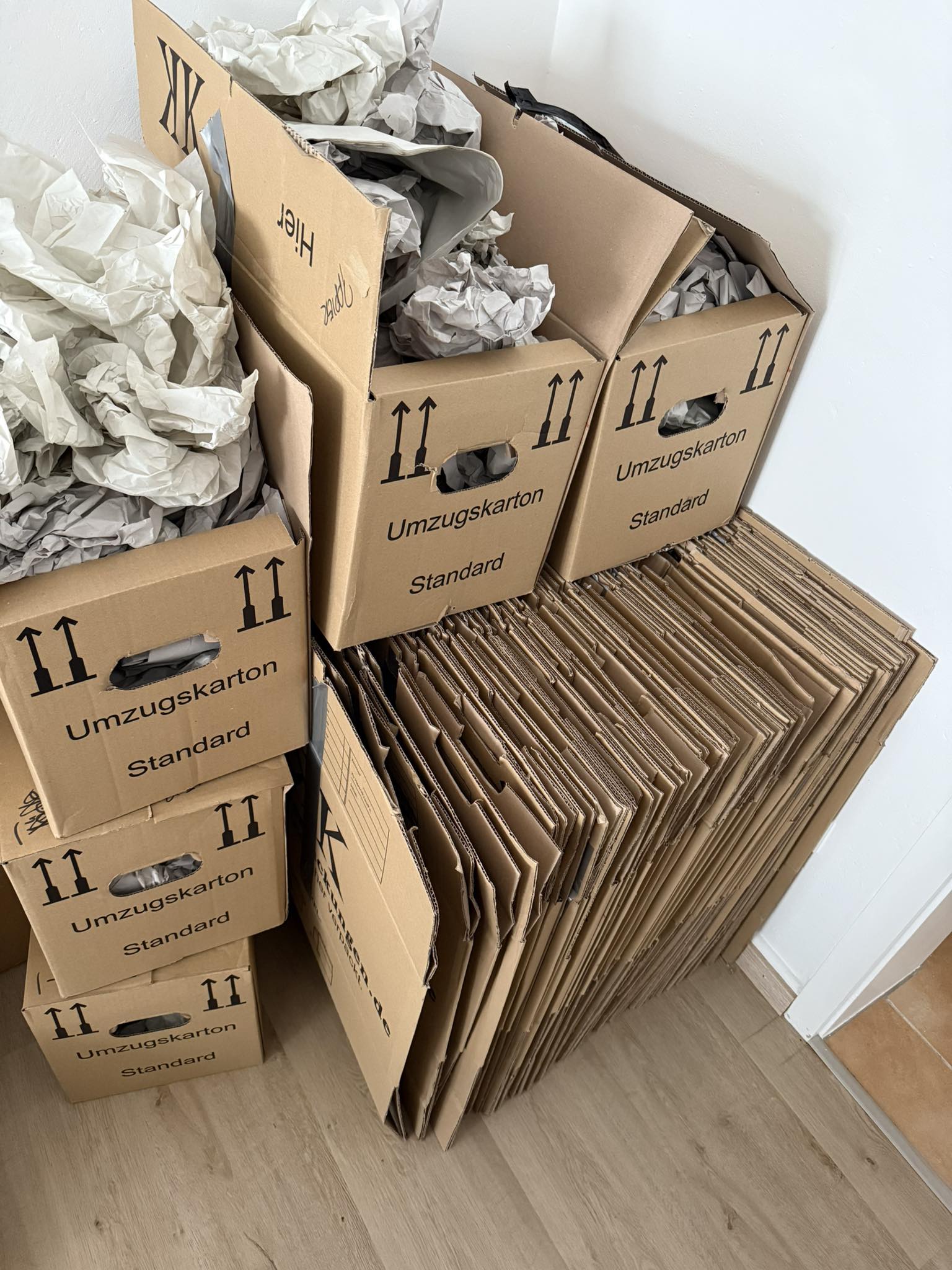 Ich habe Umzugskartons und Verpackungsmaterial zu verschenken. Stehen im Severinsviertel zur Abholung am kommenden Wochenende oder später. LG
