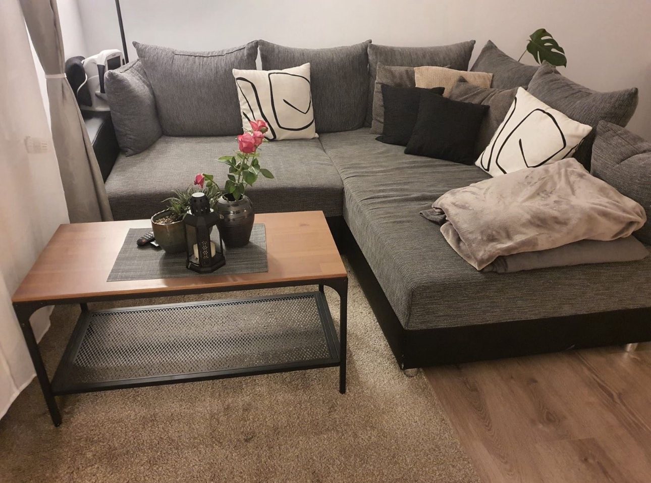 Hallo Zusammen 👋🏻 Couch und Couchtisch zu verschenken. Abholung wäre in Sindorf. Couch hat wie auf den Bildern zu sehen Beschädigungen