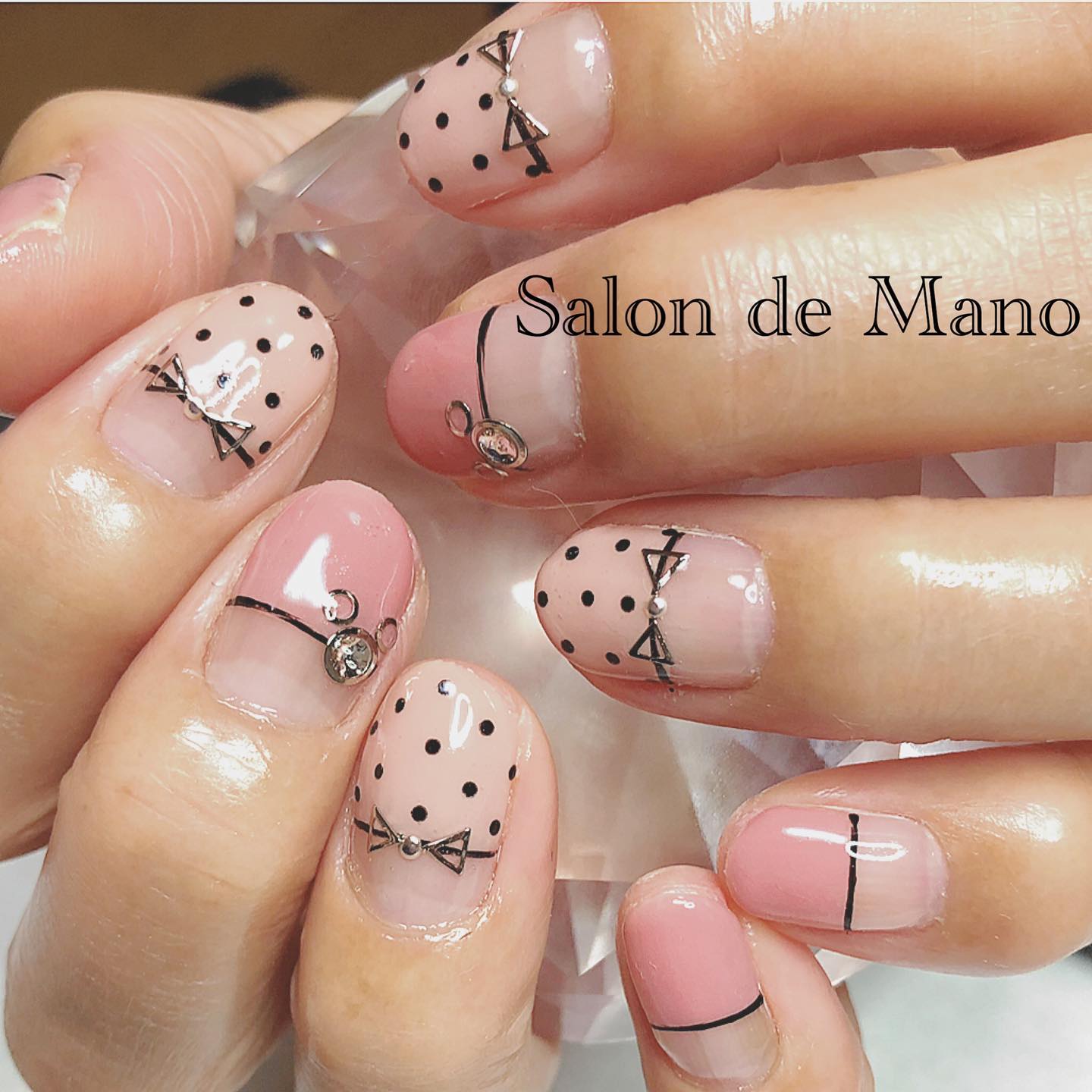 札幌駅のプライベートサロン Salon De Mano サロンドマーノ お客様ネイル お持込みデザインをアレンジしました さり気なくキャラクターアートも入れて とっても可愛いネイルになりました 札幌駅のネイルサロン 札幌ネイル ドット柄