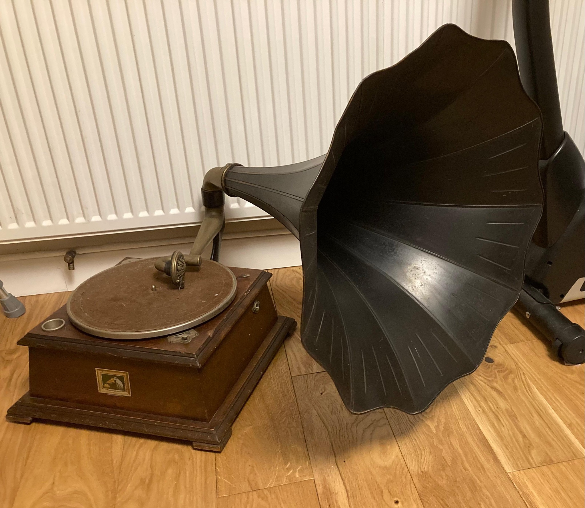 Hello, here's my HMV Modell 32, from 1927/28. The last European