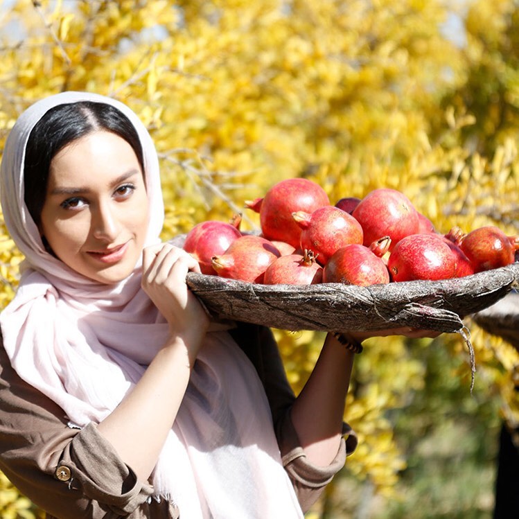 Nini イランのザクロ美人 実はこの方 Niniのオーナーであるマッスルのいとこなんです イランのザクロにはポリフェノールや葉酸など 美容と健康に嬉しい栄養がたっぷり入っています イランでは生活の中にザクロがあり この方も子供のころからザクロを