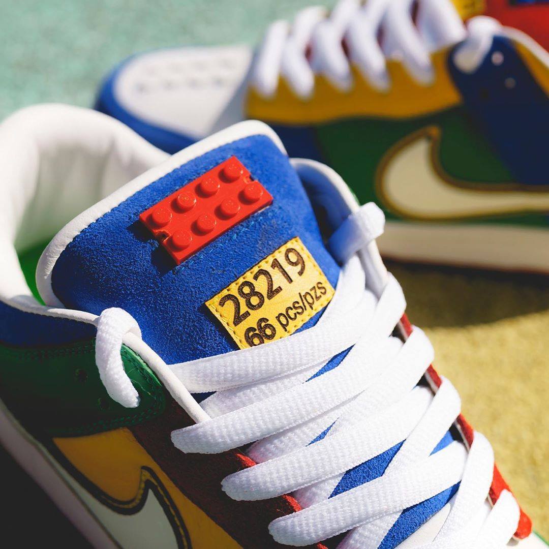 専用ページ IDEAさん We're drooling over these incredible LEGO-themed shoes! The pair