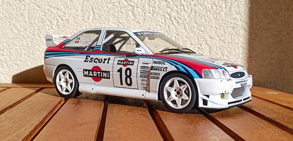 Modellino Auto Ford Escort WRC Martini Rally &ndash; Sanremo 1998 &ndash; Cunico Jolly Club &ndash; Scala 1:18 IXO Collezione