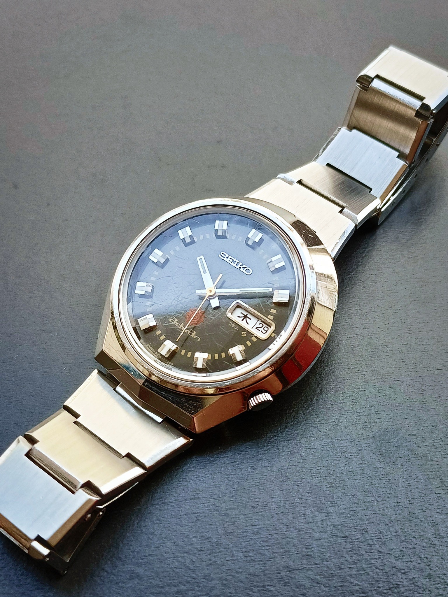 Special horseshoe shaped case? 1972 SEIKO Advan 6106-7560 ???