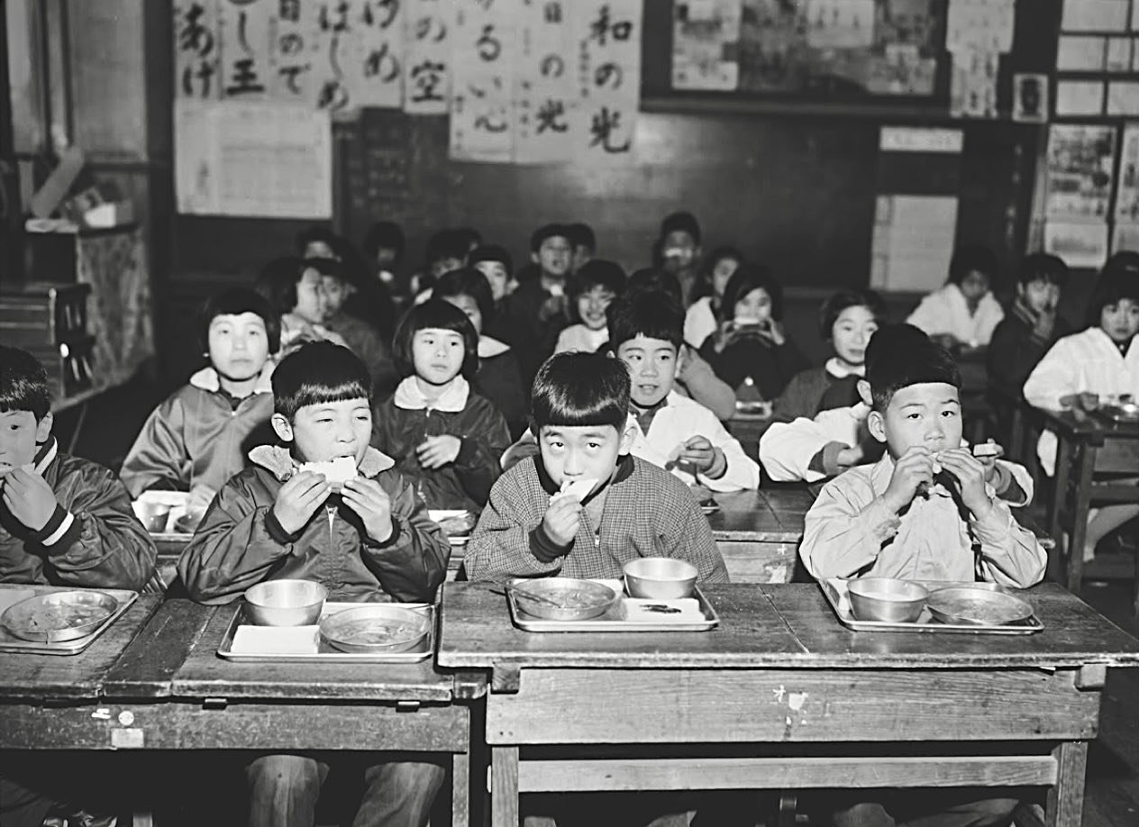 🍎#過ぎし日のスナップ 昭和30年代給食。（アルマイト食器に脱脂粉乳