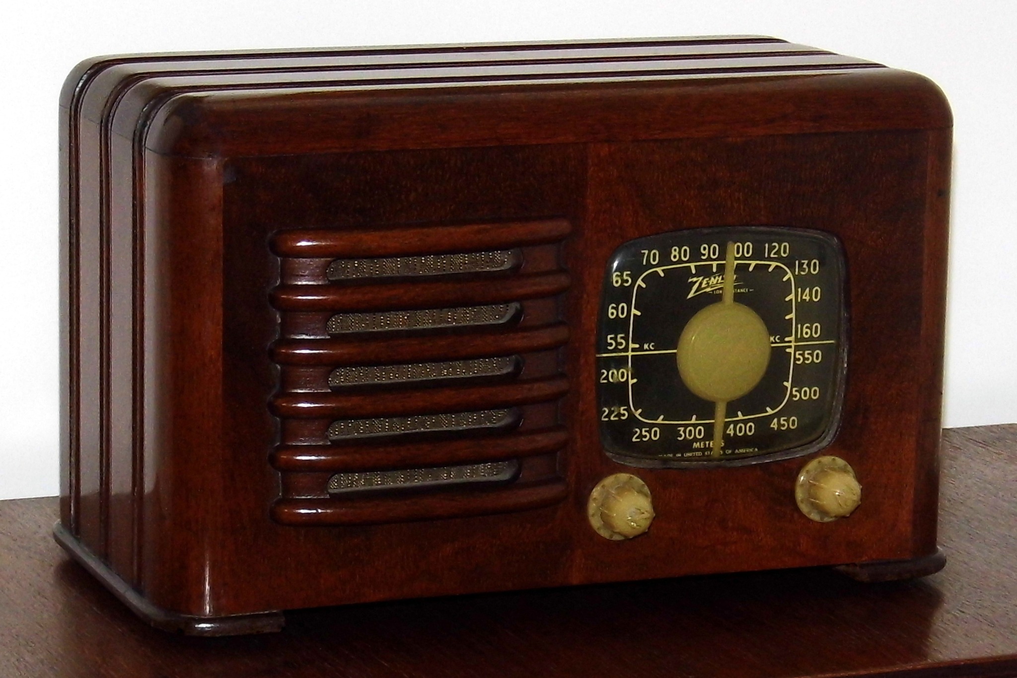 1941 Zenith 6D525 table radio with Ingraham wood cabinet