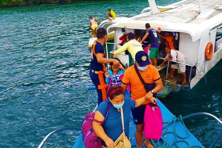 News5 - Mga kuha sa pagsagip ng Philippine Coast Guard sa... | Facebook
