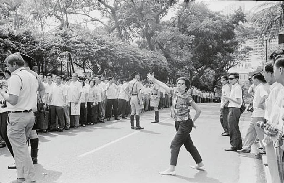 歷史時空 1967年香港六七暴動時期左派遊行示威 當時有位激進左派 大姐大 出晒位 警方束手無策 Facebook