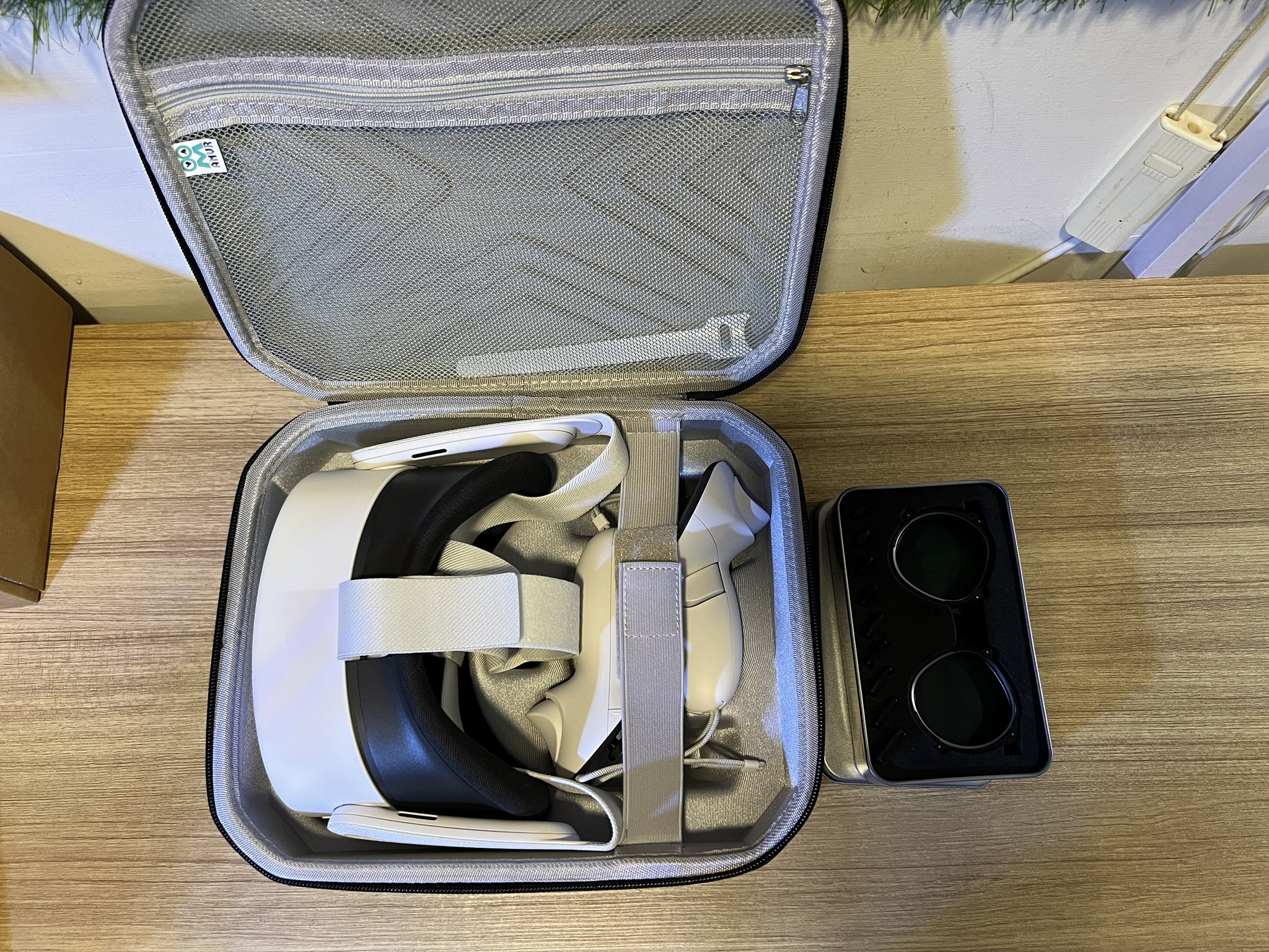 VR台灣虛擬實境同好聯盟 | Quest 3S 128g 還在保固內，使用次數少 附350度的近視鏡片+攜帶盒 價格8000 交易方式：台北 ...