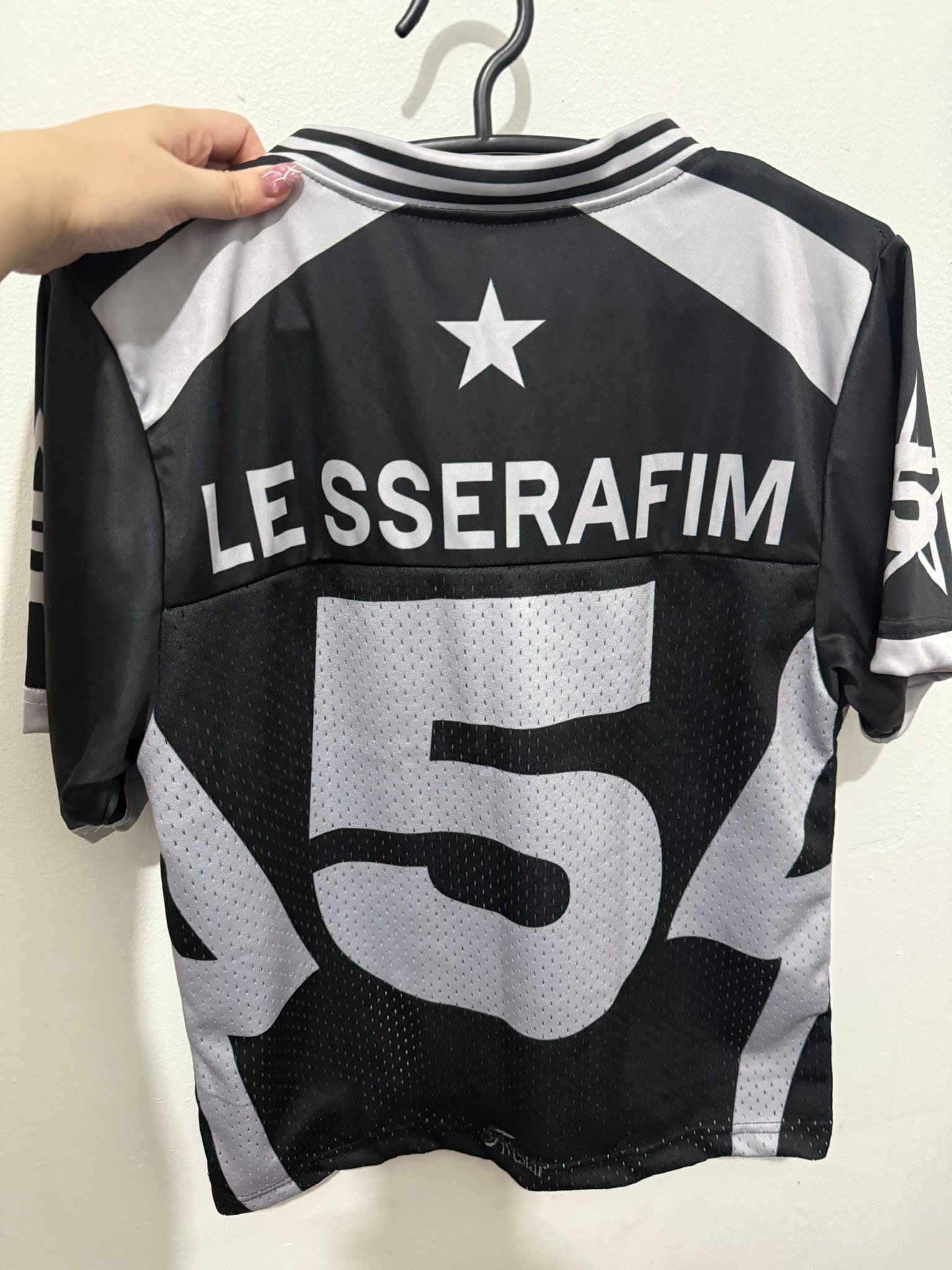 wts/lfb le sserafim jersey shirt size: womens small l23 x w34 