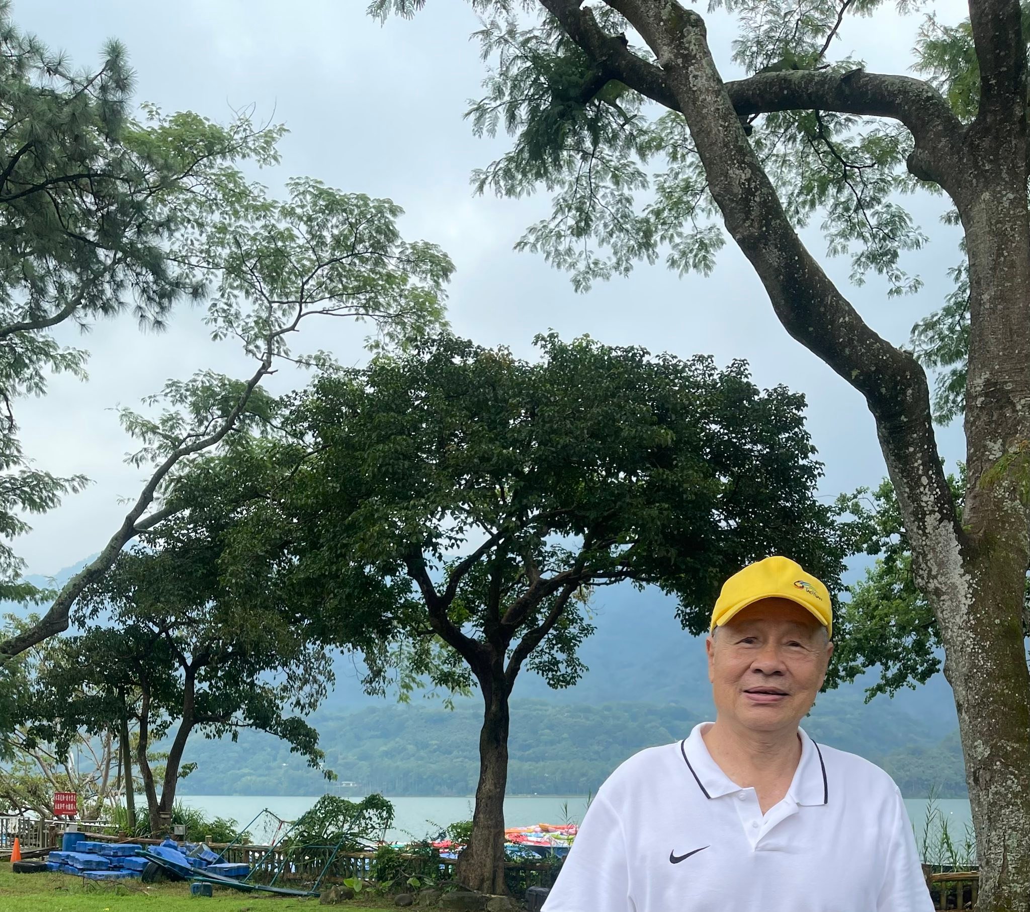 張思敏 - 桃園市阿姆坪：風光明媚，下過雨後，樹木特別翠綠，草地也發出香味，湖邊的小划船，正等待訓練的選手到來，運動結... | Facebook