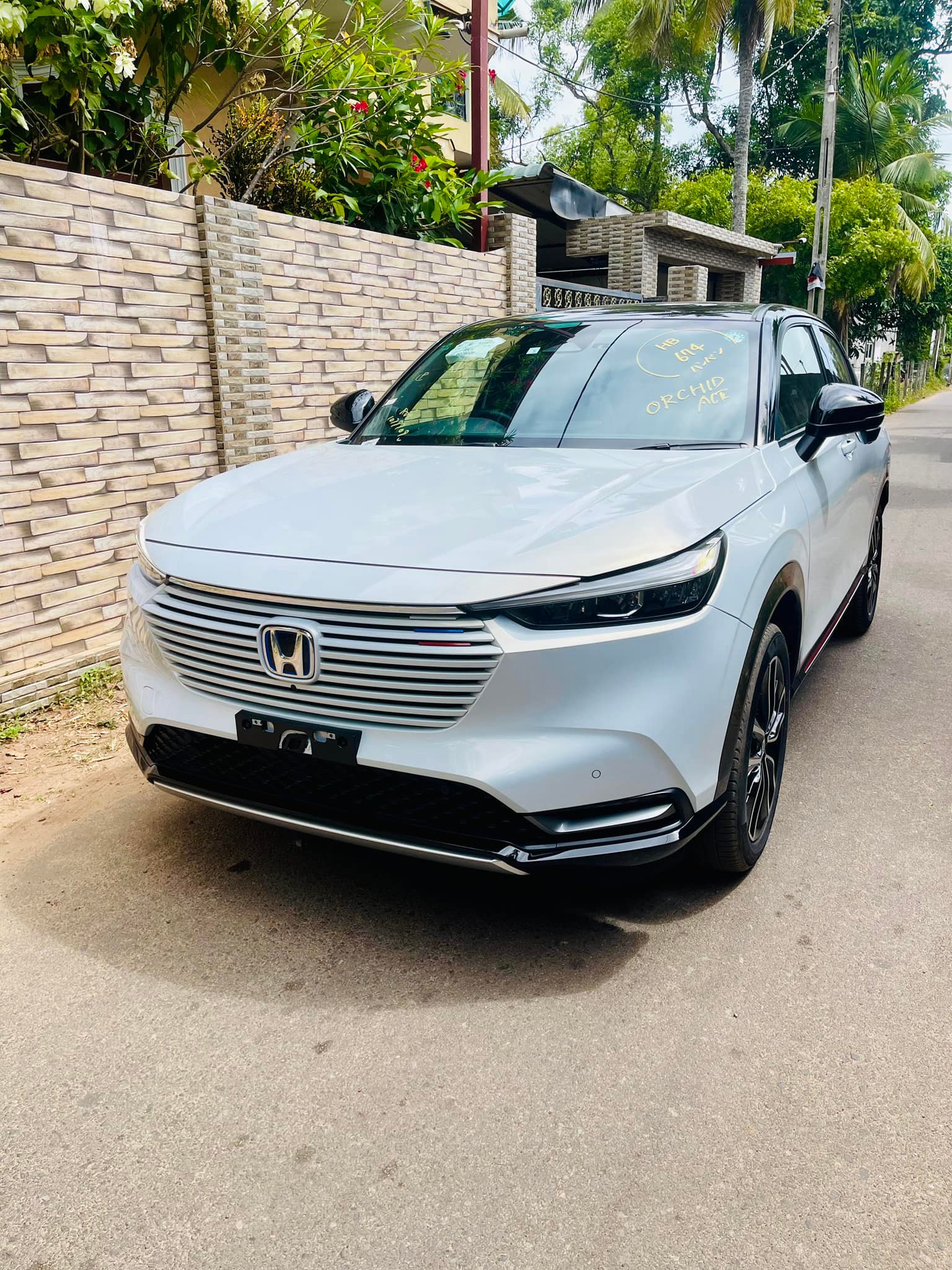 Honda Vezel Z play Moon Roof 2025 Registered Mileage 40km Engine