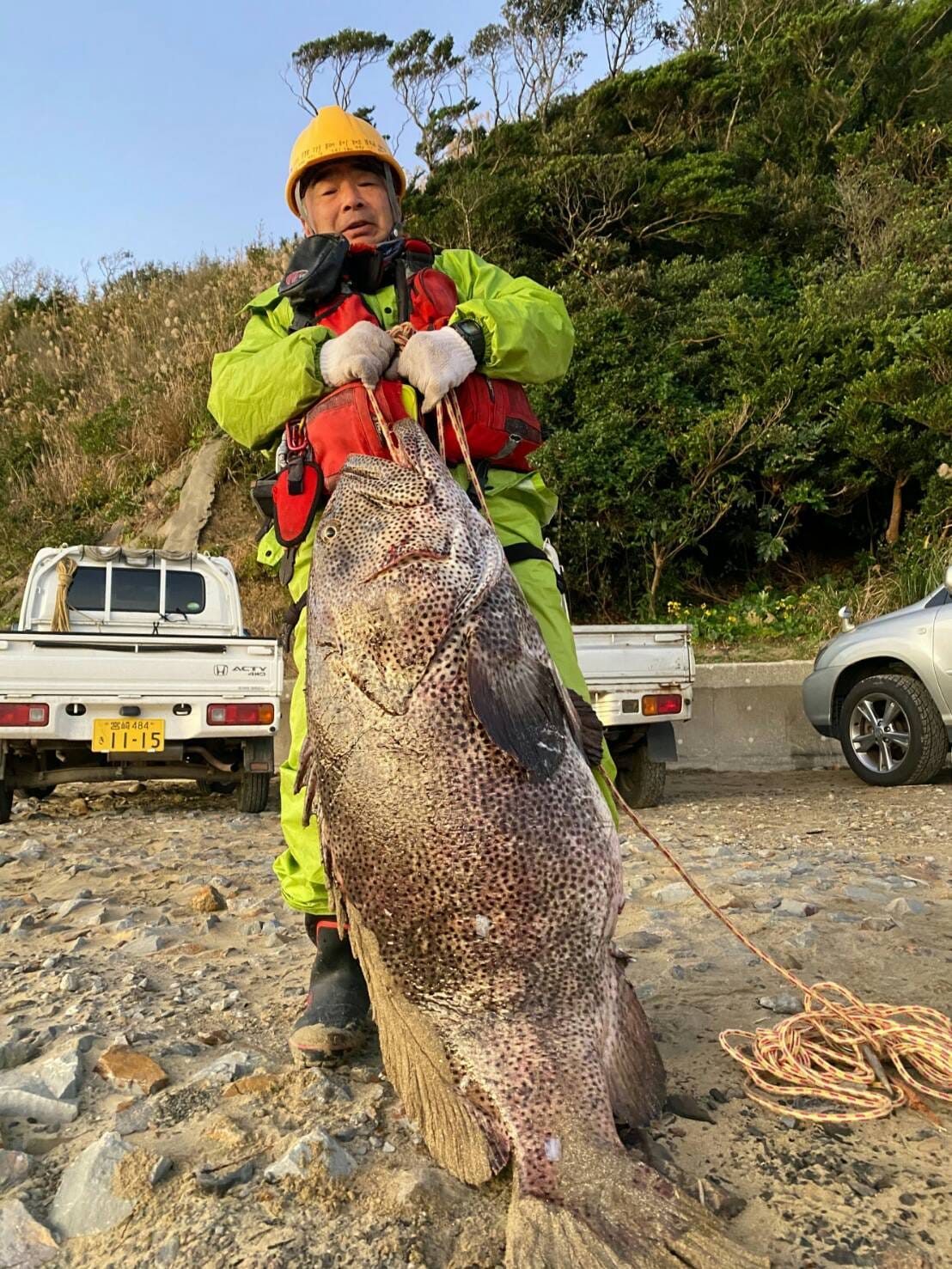 新年早々に宮崎の釣り仲間の 福迫俊彦さん宮崎の磯で45キロの