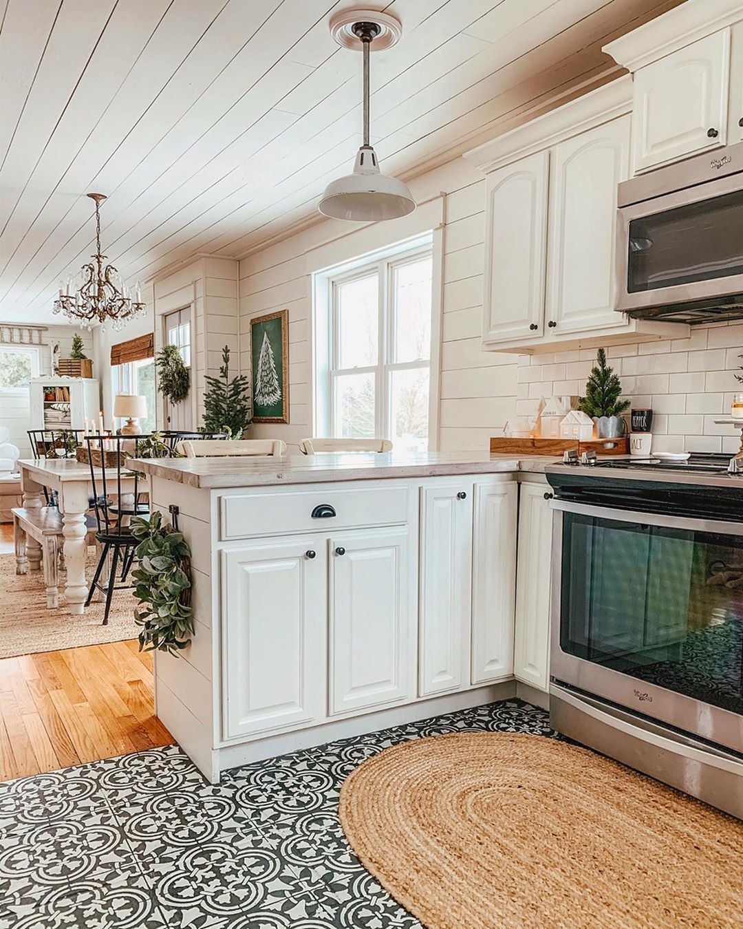 American Farmhouse Style - A cubby for the cooks! This kitchen space ...