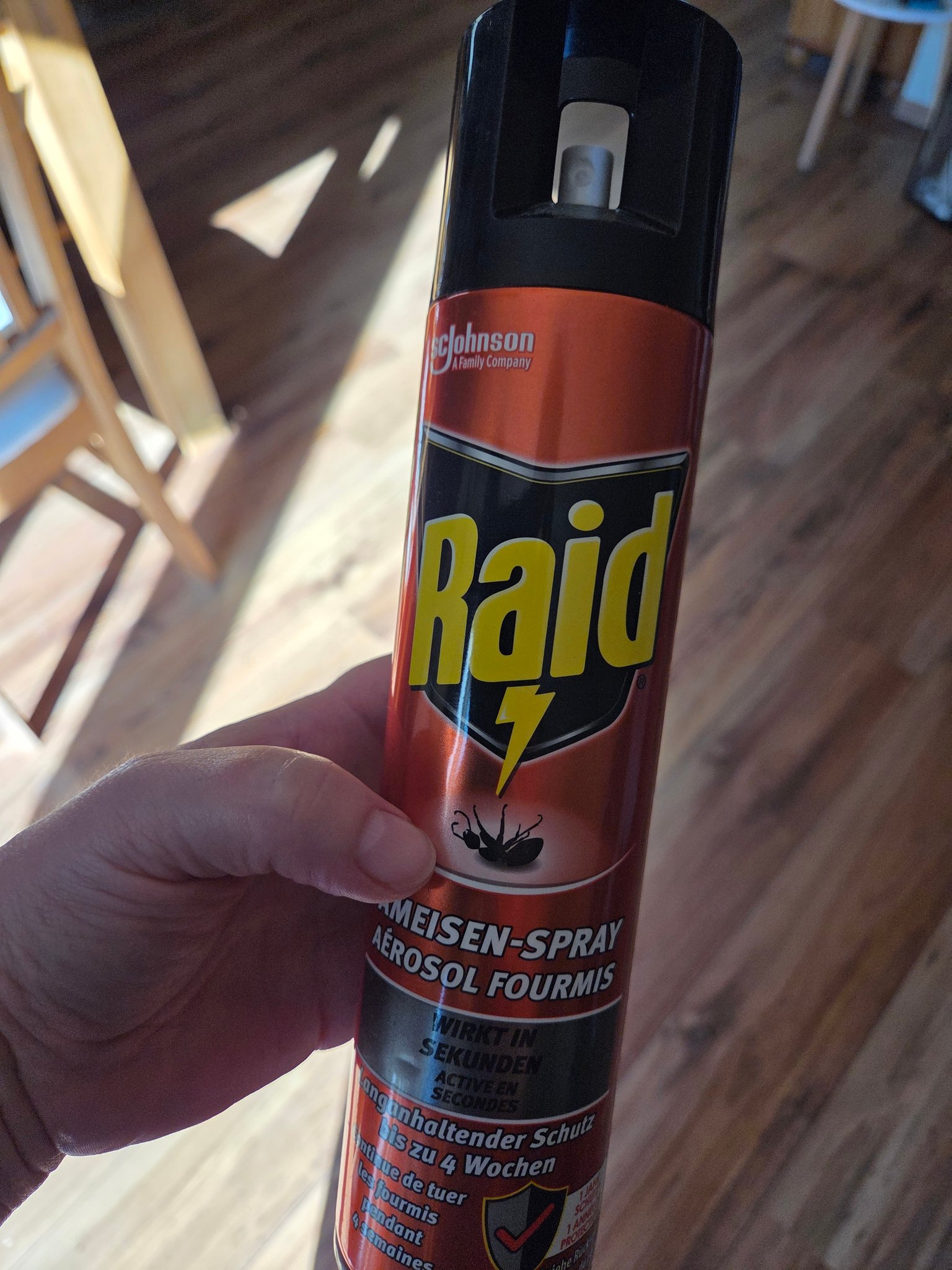 Da viel über Ameisen 🐜 geschrieben wird... Wir haben mit diesen 2 Produkten sehr gute Erfahrungen gemacht. Das rote Raid gibt's über das große A und das weiße gibt's bei Rossmann. Nur