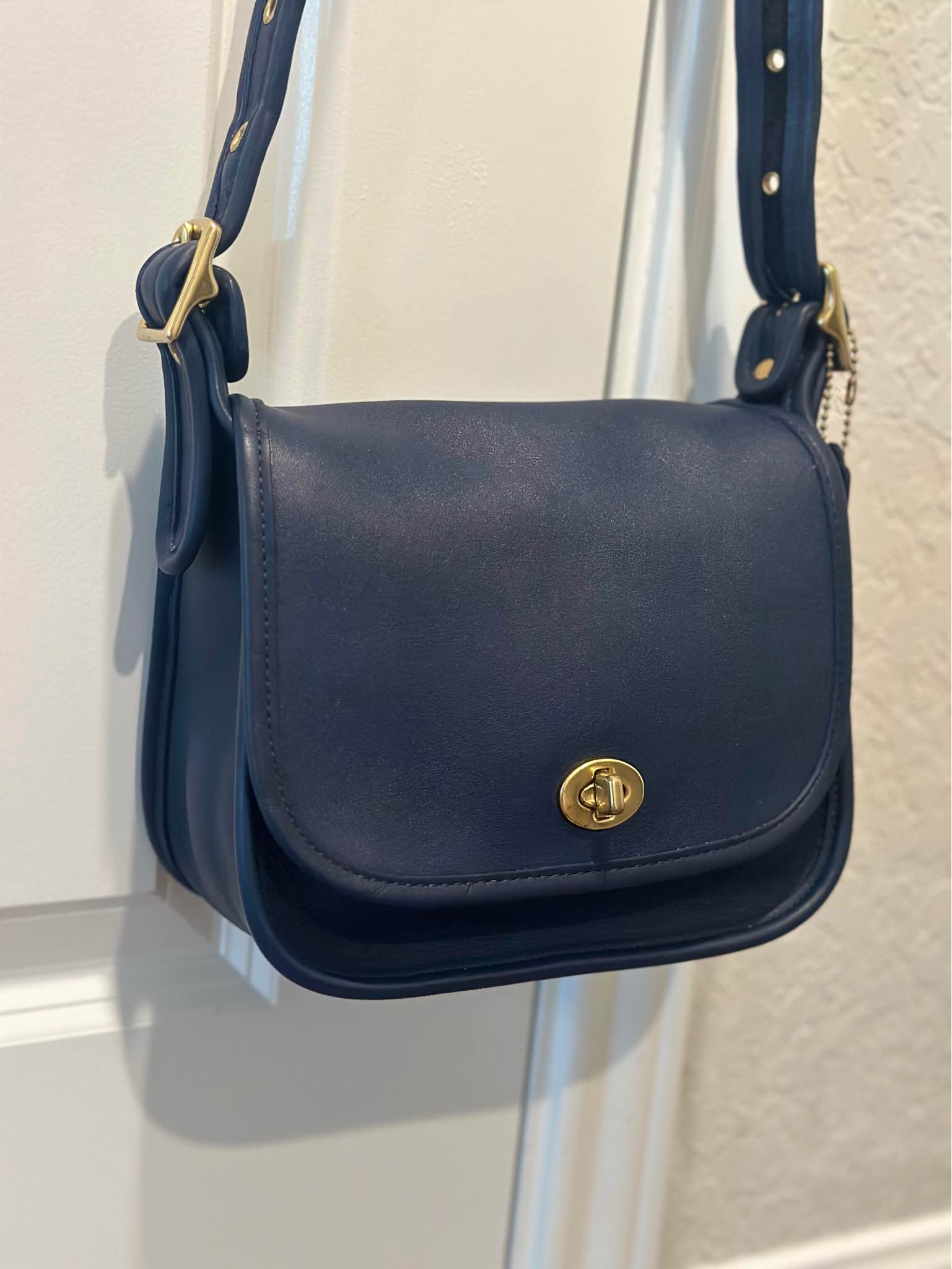 Pristine condition Navy Coach Legacy Small Flap #9965 All piping 