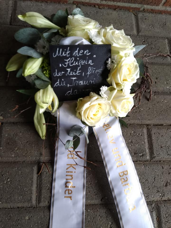 urnengrab #friedhof #beerdigung #kranz #herz #beisetzung #kirche #kleinesgesteck #gesteck #schkeife #trauer #gesteck