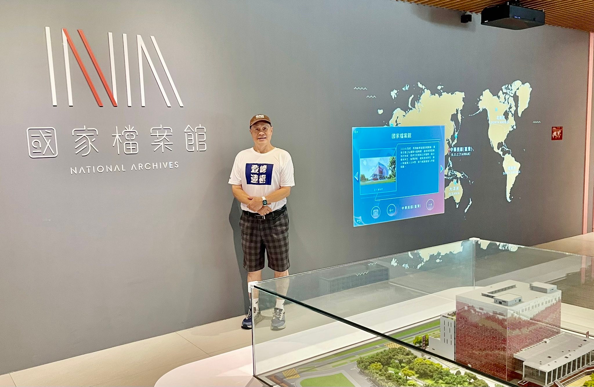 張思敏 - 國家檔案舘：就在林口運動公園旁，試營運期間就先來參觀，的確文史檔案很多，記錄台灣社會的歷史發展，回憶過去，... | Facebook