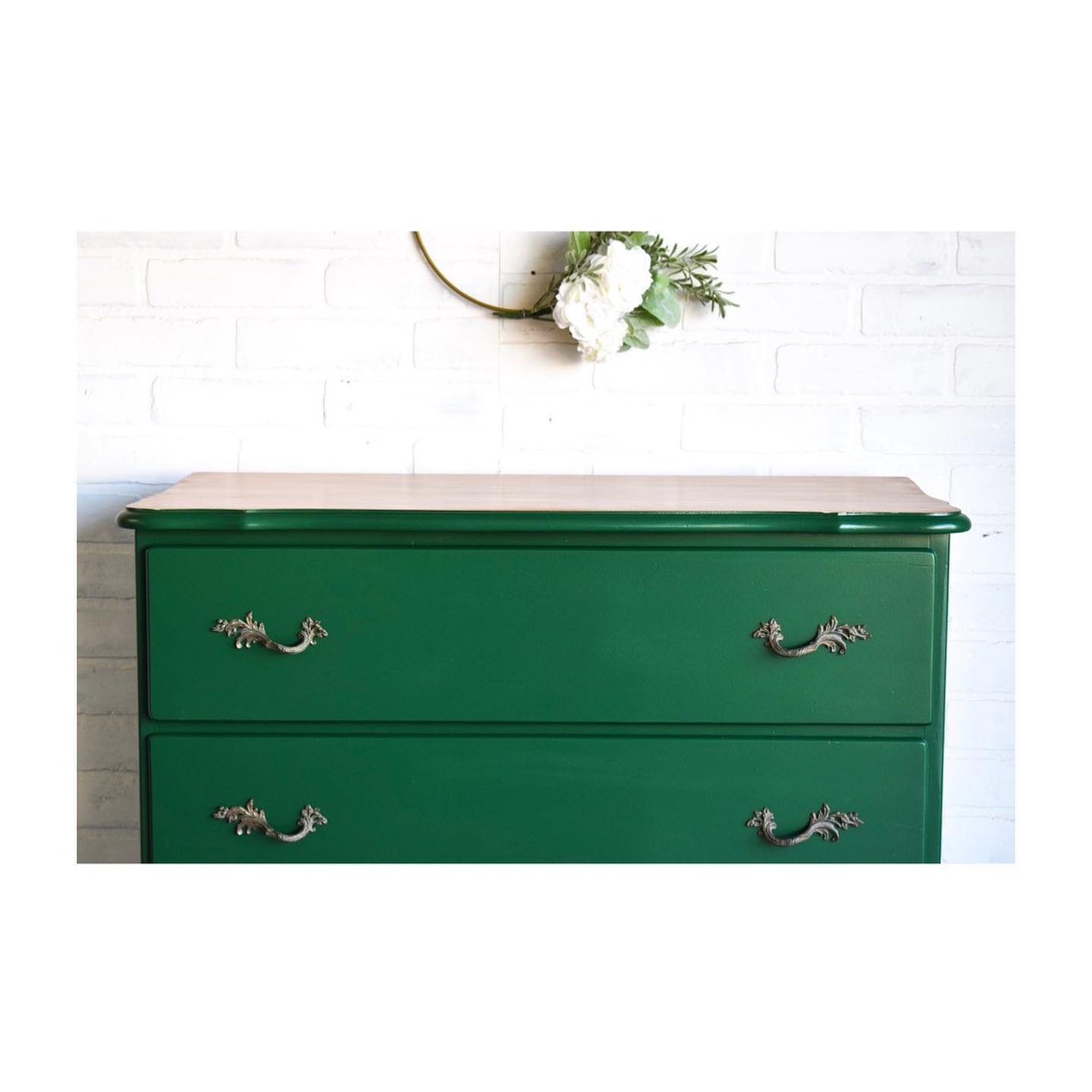 green painted dresser ideas Are you a fan of the choice to go with emerald for this makeover? Get the details here: ➡ https://arayofsunlight.com/green-empire- dresser Flounce Sleeve