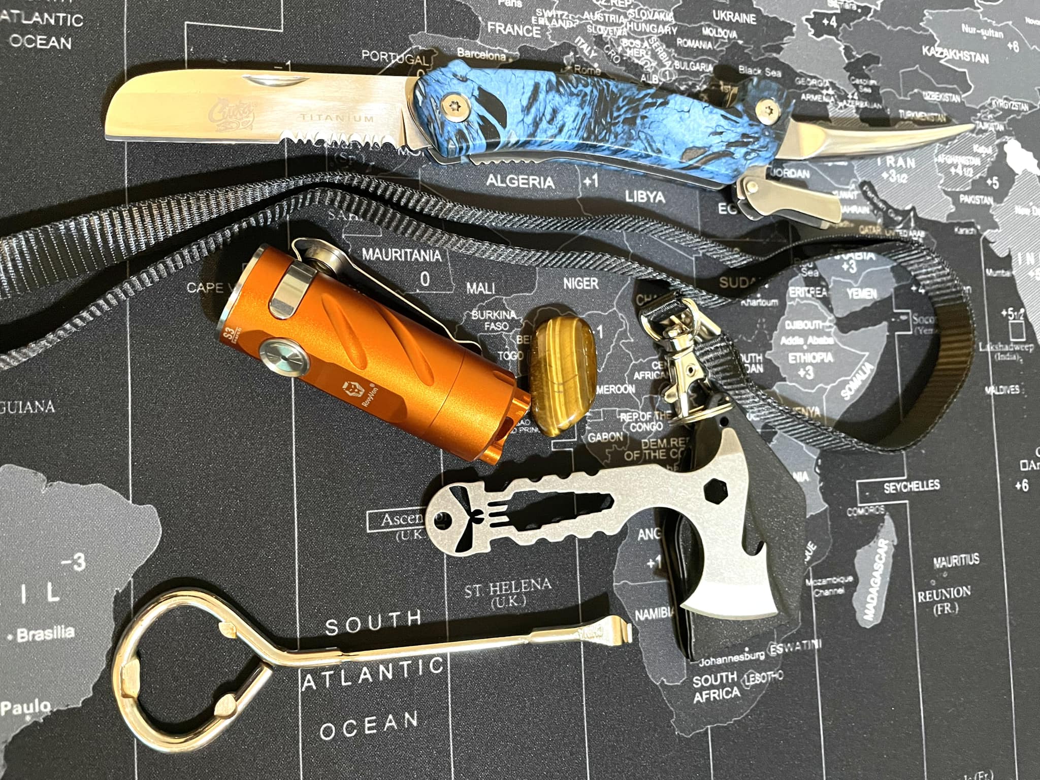 Hello, here is my Edc of the Moment ?. - Rovyvon E1 flashlight 