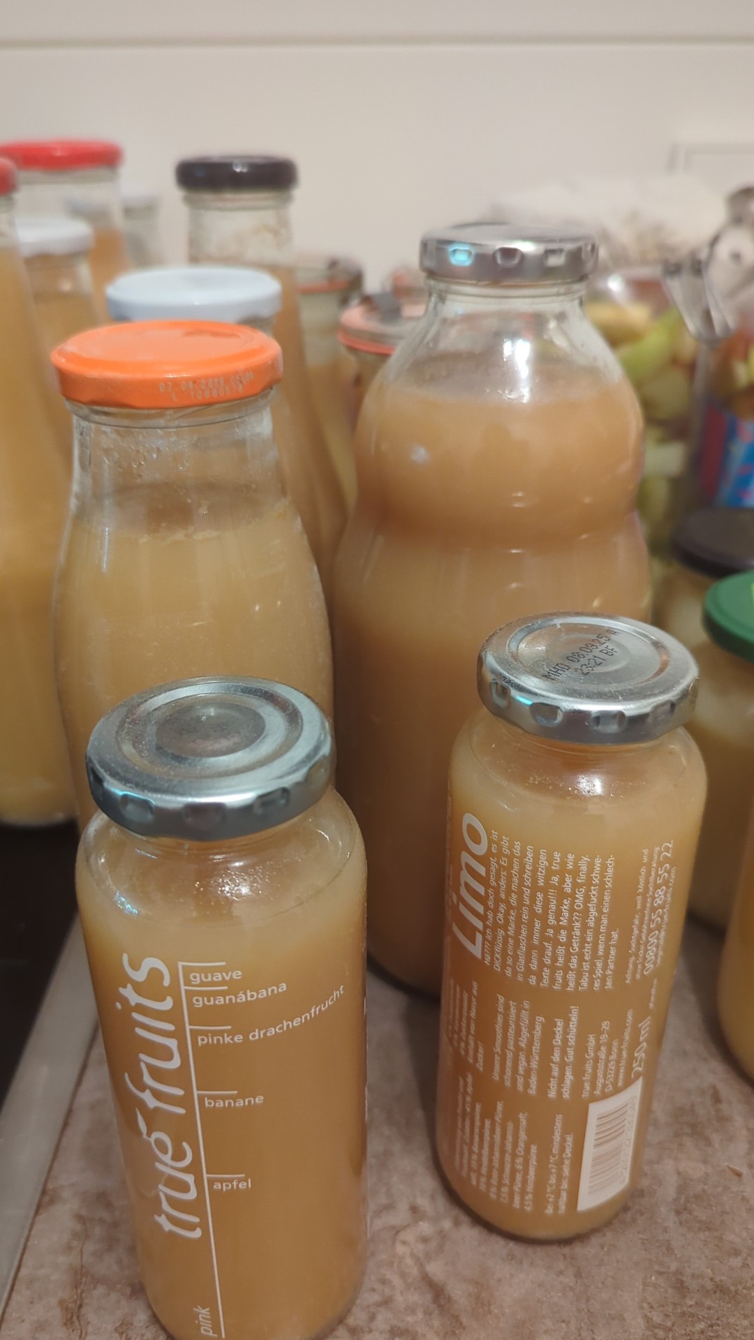 Hallo zusammen, ich habe Apfelsaft eingekocht. Bei einigen Flaschen hat sich der Deckel zurückgezogen also lässt sich nicht Eindrücken (wie es ja sein soll). Bei ein paar anderen Flaschen lässt sich der