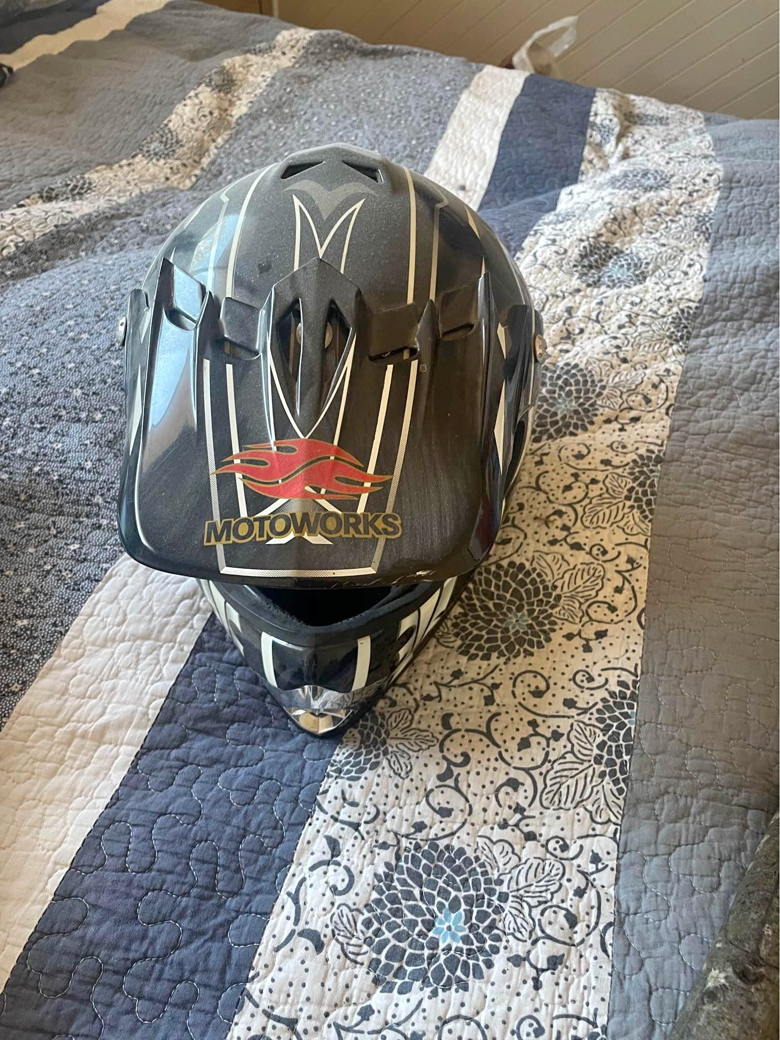 bell bullitt flow helmet GT Matte Black / Medium fw26 Color:Tangerine It features a new Mini Concealed Carry Sling