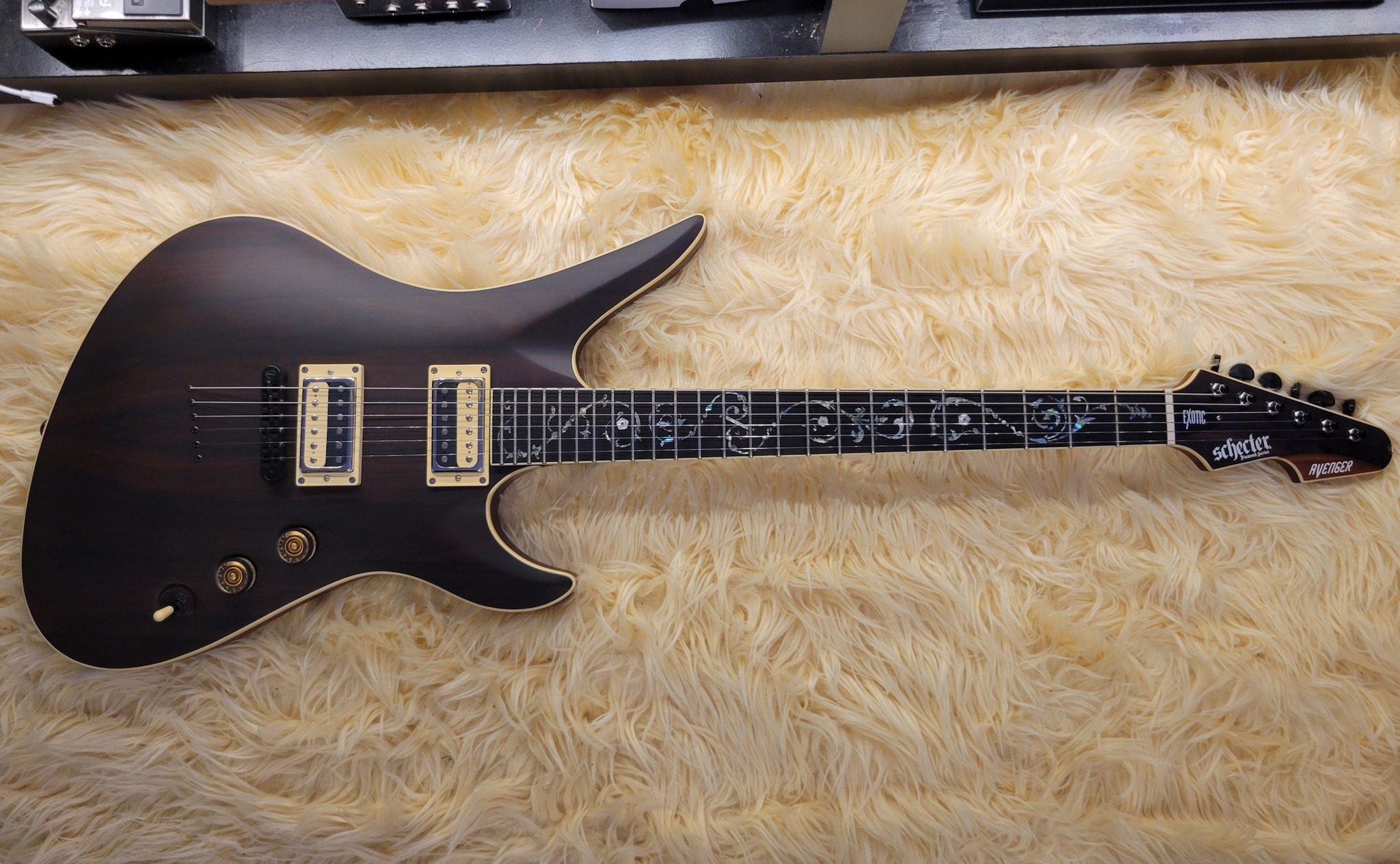 Schecter Avenger guitar review and first impressions