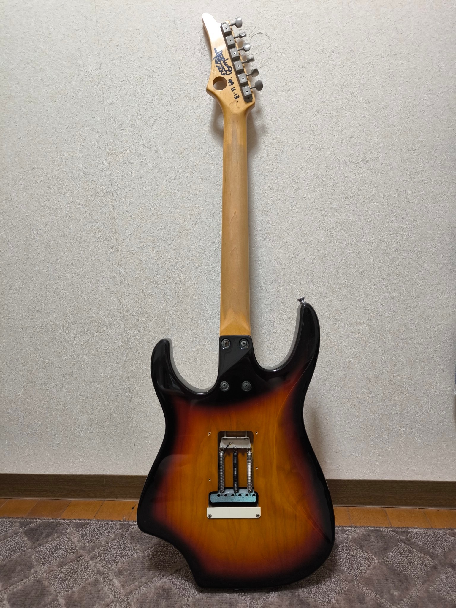 また、お邪魔します。 後姿シリーズ。 フェルナンデス YN85 野村義男モデル
