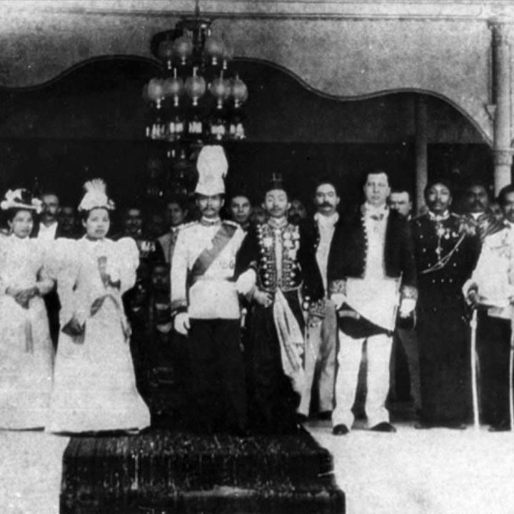 Tempo Doeloe Indonesia - Raja Rama V (Chulalongkorn) bergandengan ...