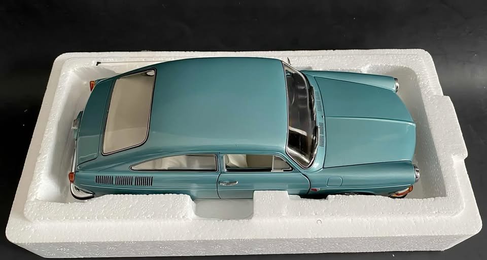 MINICHAMPS VOLKSWAGEN 1600 TL 1970 BLUE METTALIC 1:18 scale