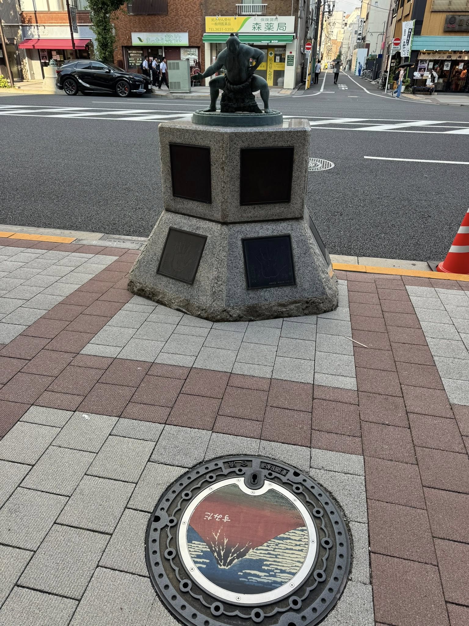 マンホール趣味の会378 東京都墨田区 墨田生まれの葛飾北斎の「冨嶽三 