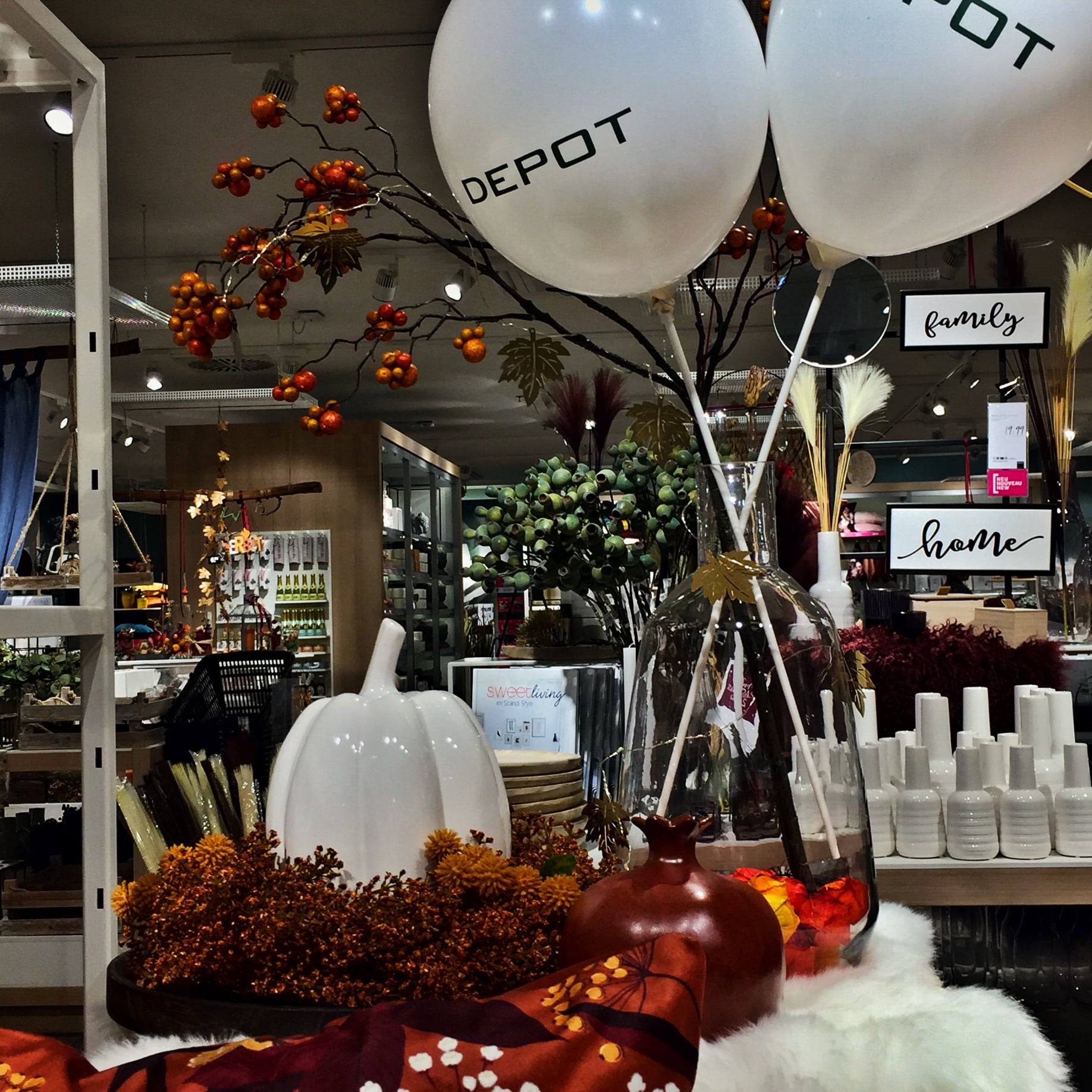 Deko-Liebhaber AUFGEPASST! Ab heute ist DEPOT wieder für euch in der Stadtgalerie geöffnet! Passend zum Herbst findet ihr Deko, wie Windlichter, Kerzen oder Lichterketten, die euer Zuhause warm und gemütlich machen. 😊