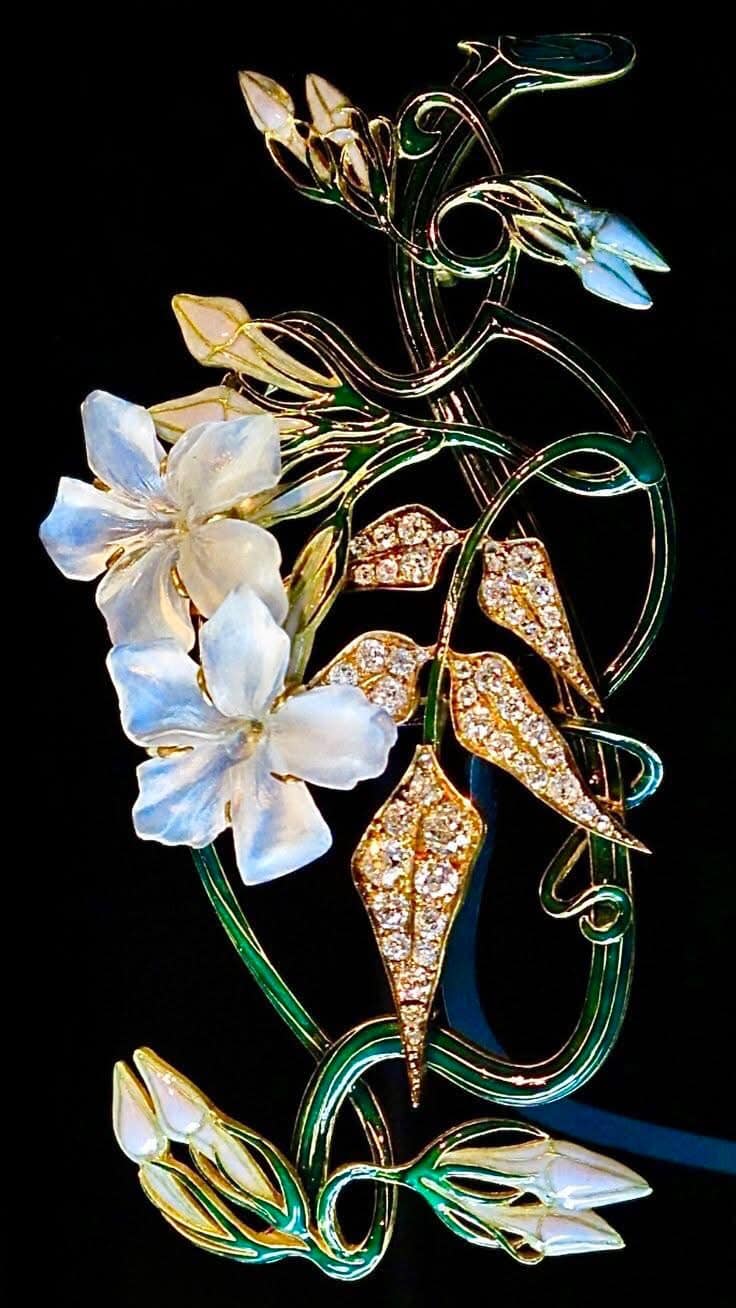 Rene Lalique's Jasmin corsage ornament in 18k gold
