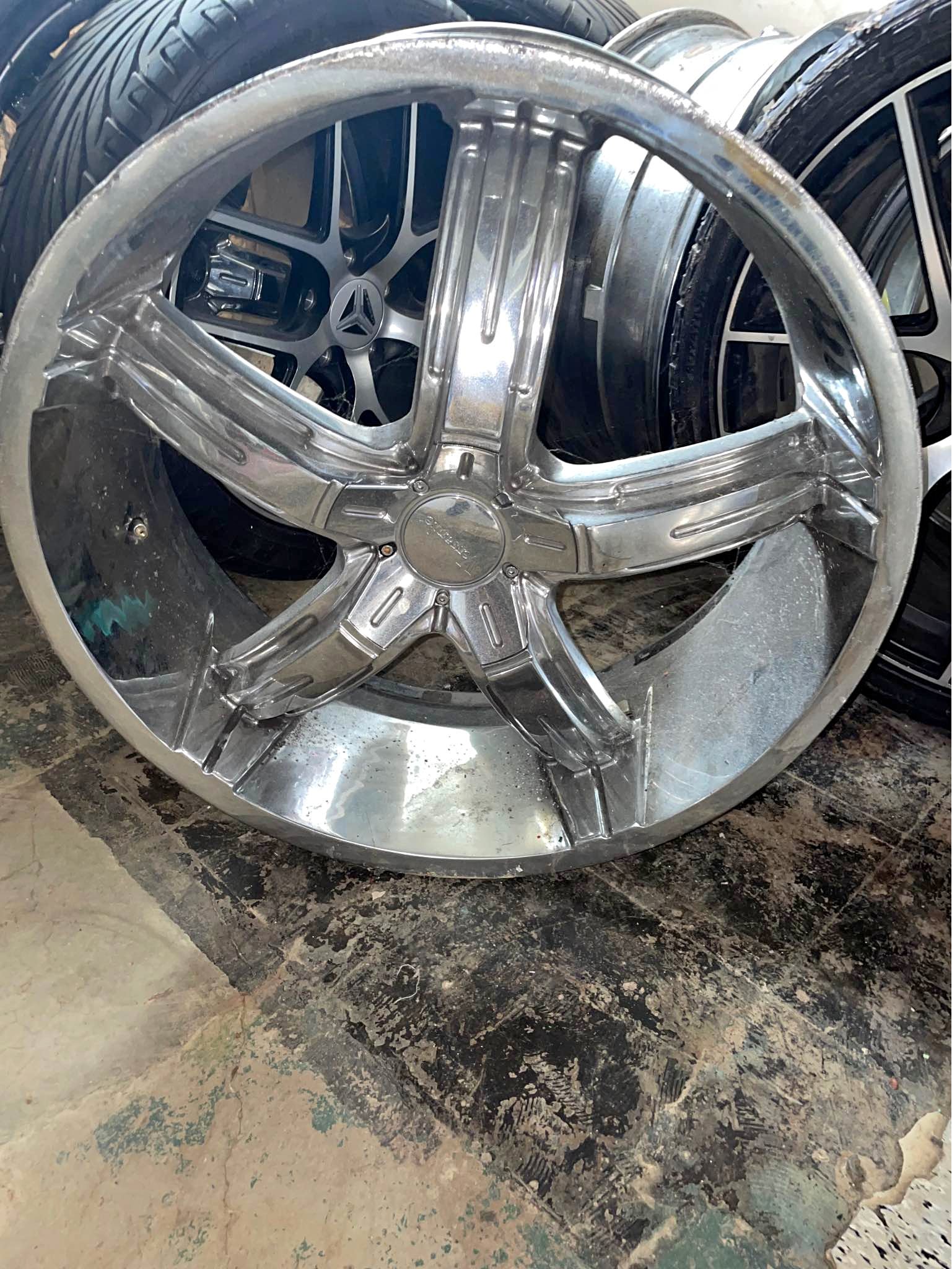 Set of 4 24inch rims (6 lug) off a Grand Wagoneer - Car Wheels, Tires ...