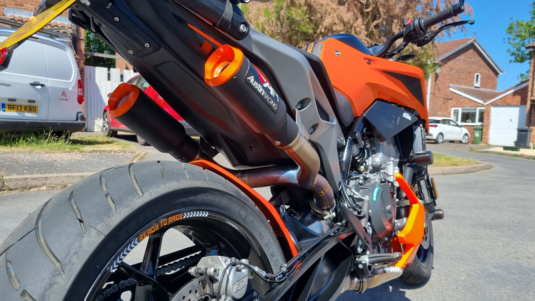 Fitting Austin Racing RS22 exhaust on KTM 790 Duke