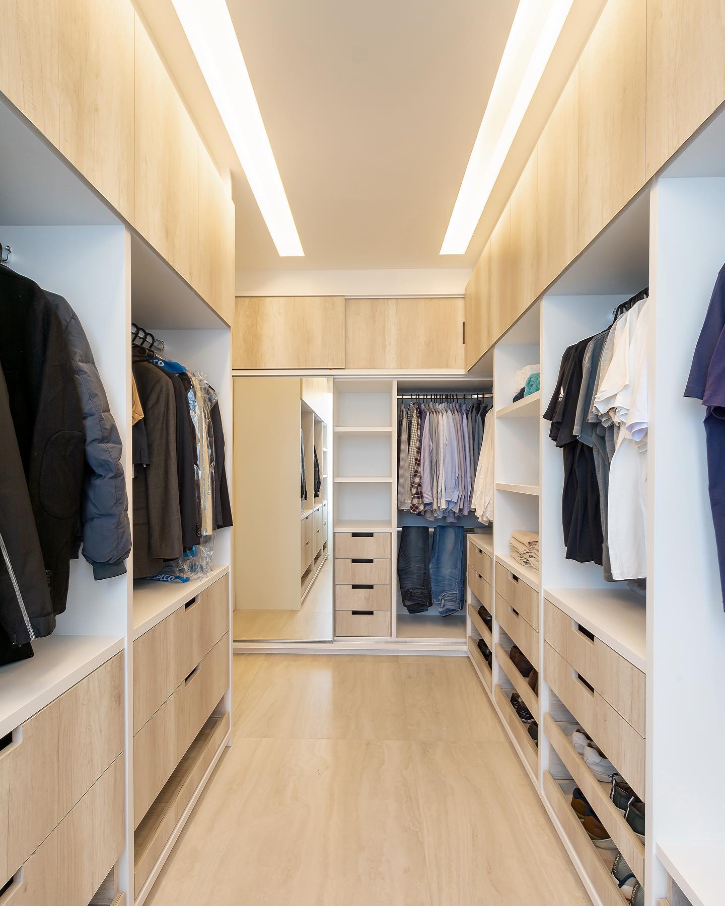 Um típico closet sonho de consumo 😍... - BORA Arquitetura | Facebook