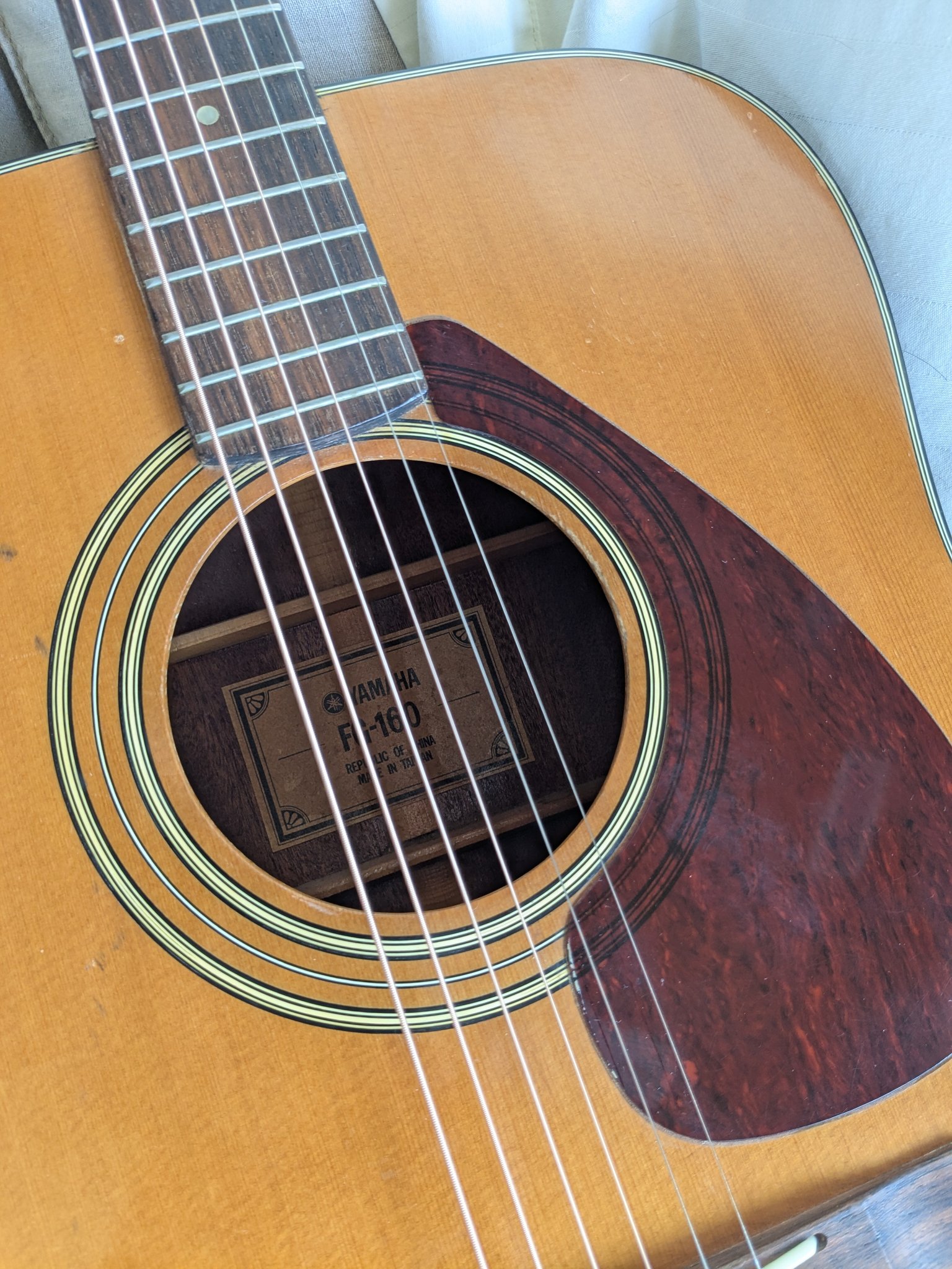 Yamaha FG160 transparent pickguard showcases sound hole inlay