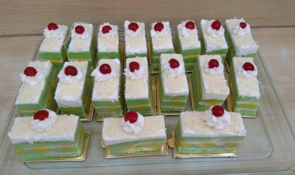 Roti Win - Hot item🍰🍰🍰 Cake slice dengan berbagai macam...