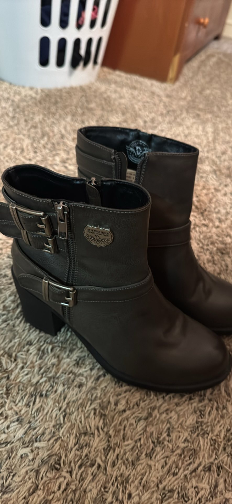 Selling a pair of Iron Jias JIA-XZ002H motorcycle riding shoes