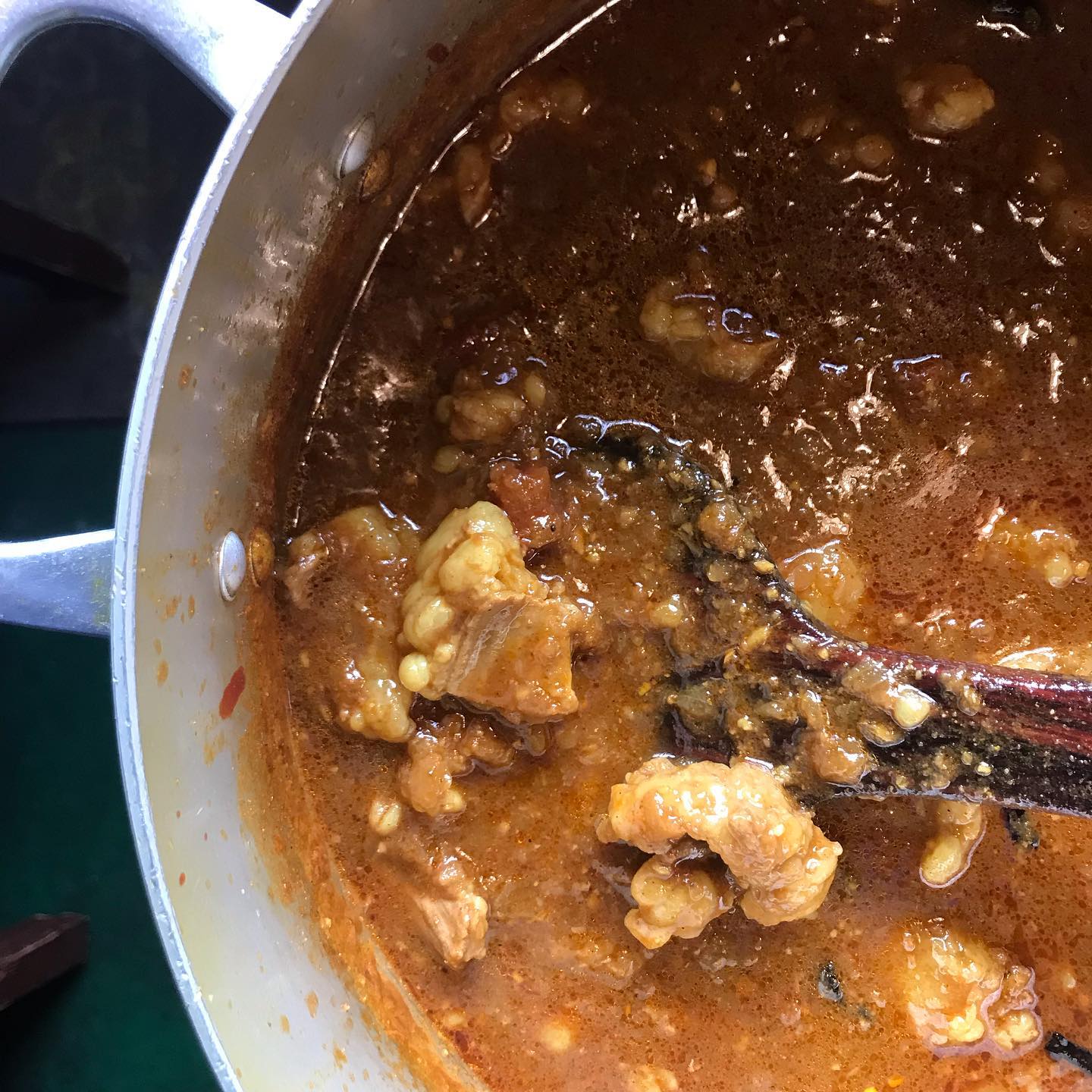 がねいしゃ 本日のカレープレート 牛ホルモンスパイシーカレー ラムキーマカレー 夏野菜カレー ココナッツフィッシュ 本日はこの4種類 ぷりっぷりの牛ホルモンカレーがオススメ 台風がきになる週末ですが 本日もお待ち