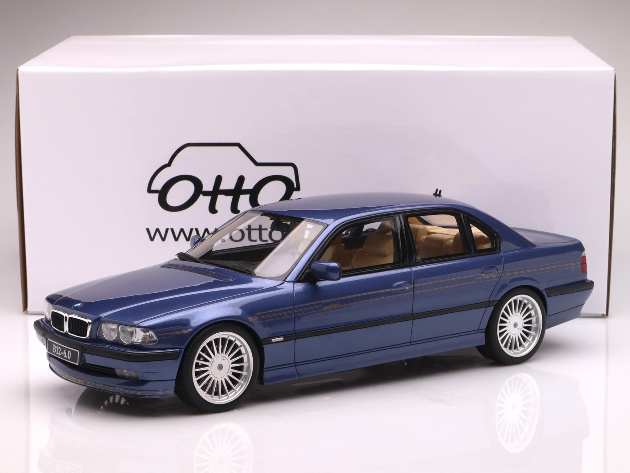 BMW E38 1:18 scale collector's model for sale