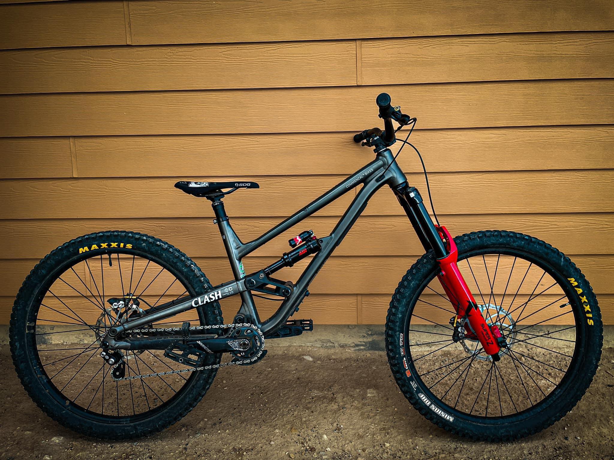 What size Commencal Clash bike is suitable for a 6-foot rider?