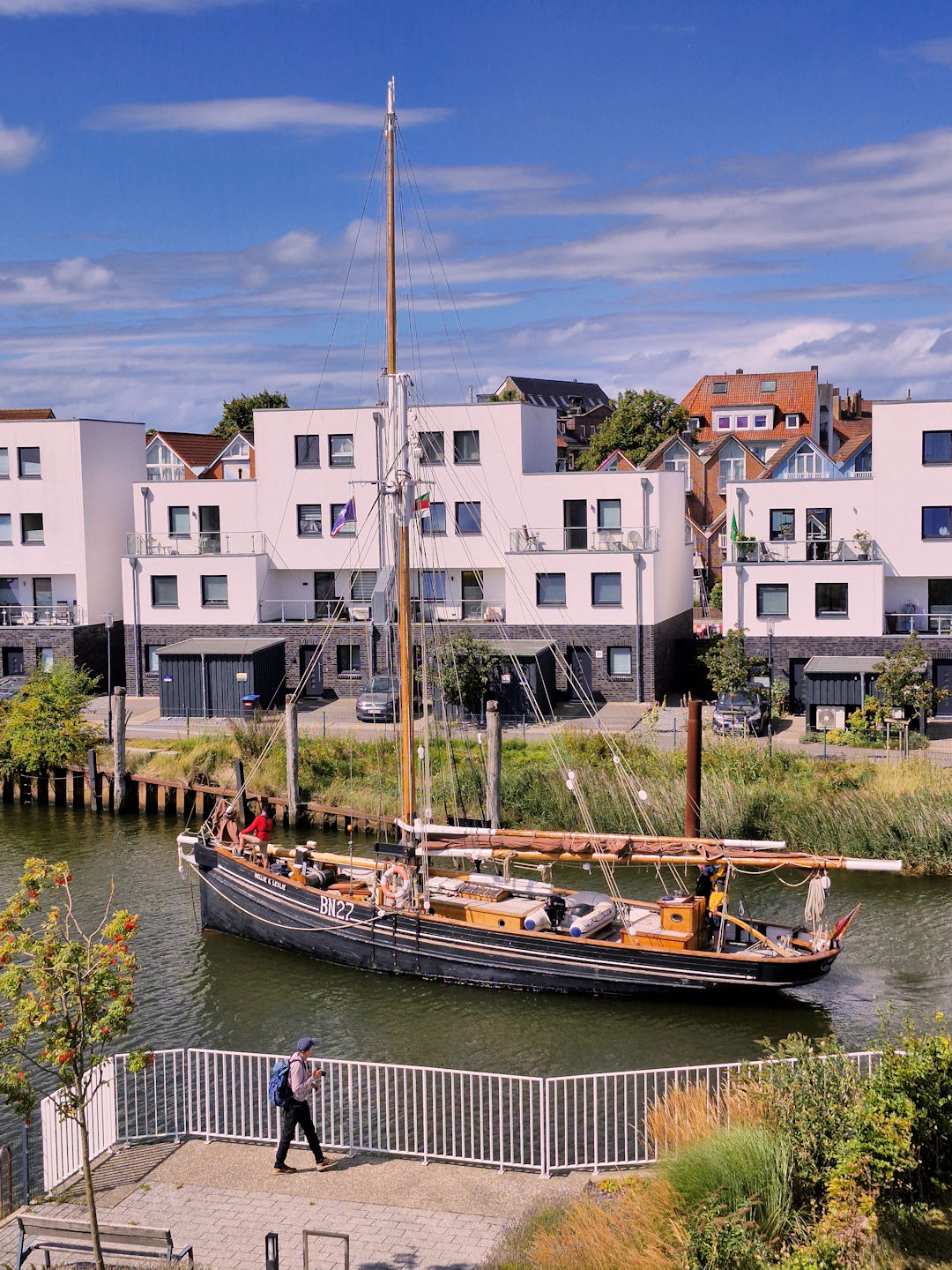 Hafenwelt Cuxhaven | Schleusenpriel mit Schlepperpier und Schleuse ...